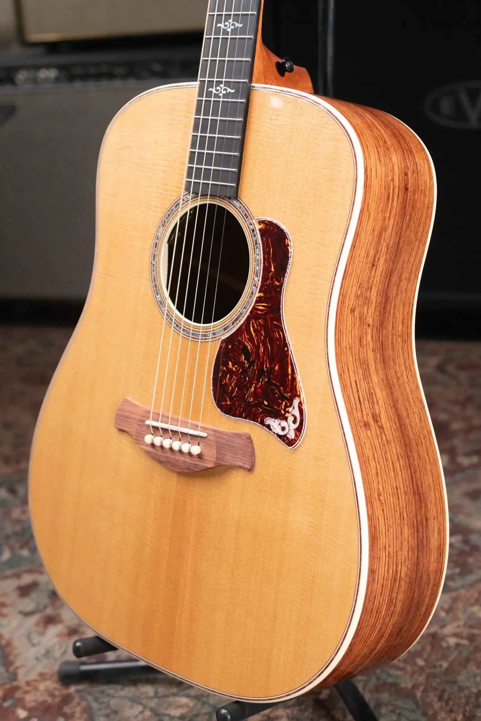 Taylor Gold Label 810e Dreadnought Acoustic/Electric Guitar with Hardshell Case