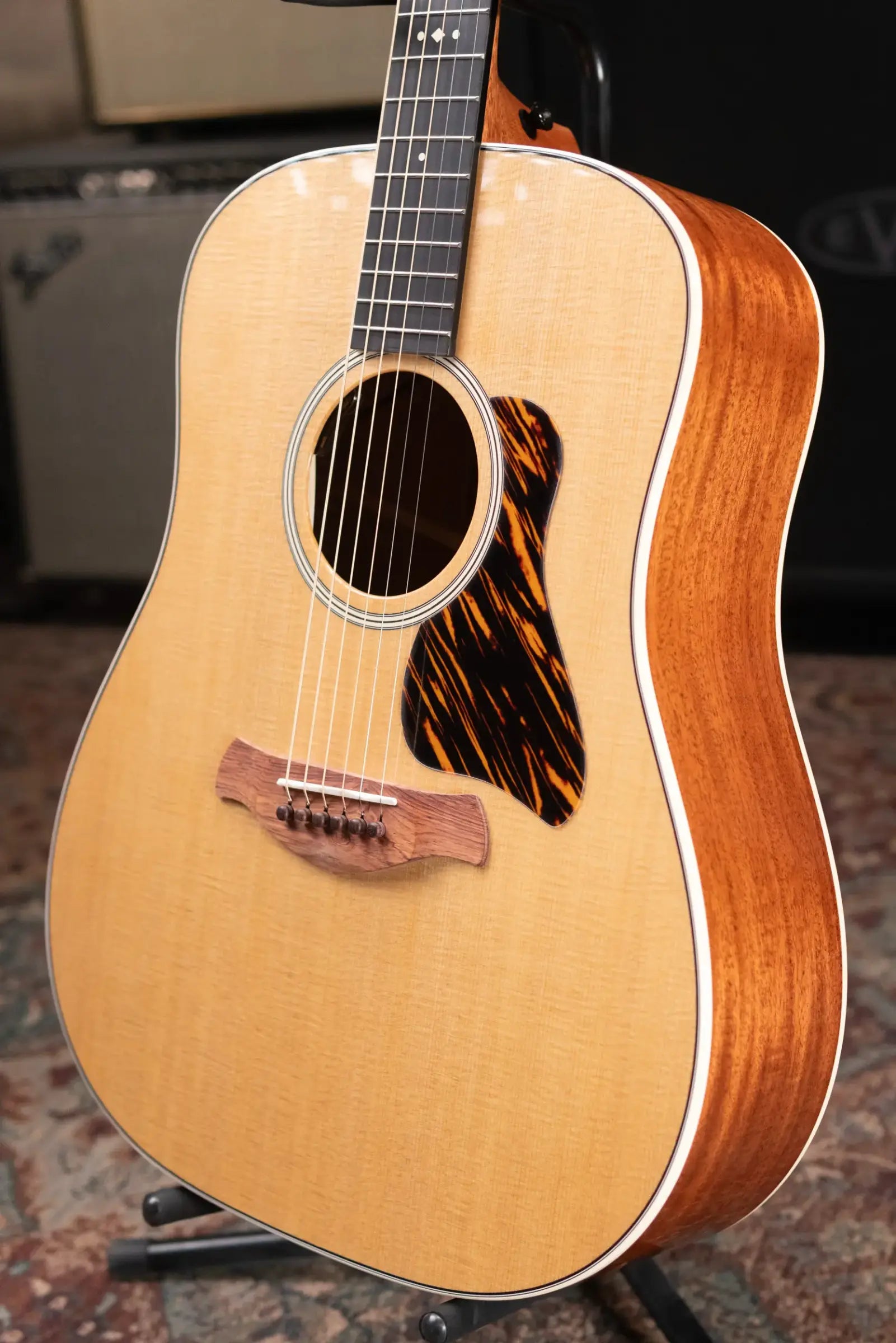 Taylor Gold Label 510e Dreadnought Acoustic/Electric Guitar with Hardshell Case