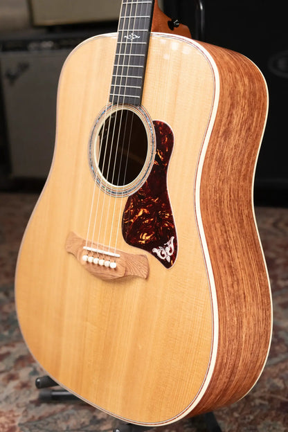 Taylor Gold Label 810e Dreadnought Acoustic/Electric Guitar with Hardshell Case