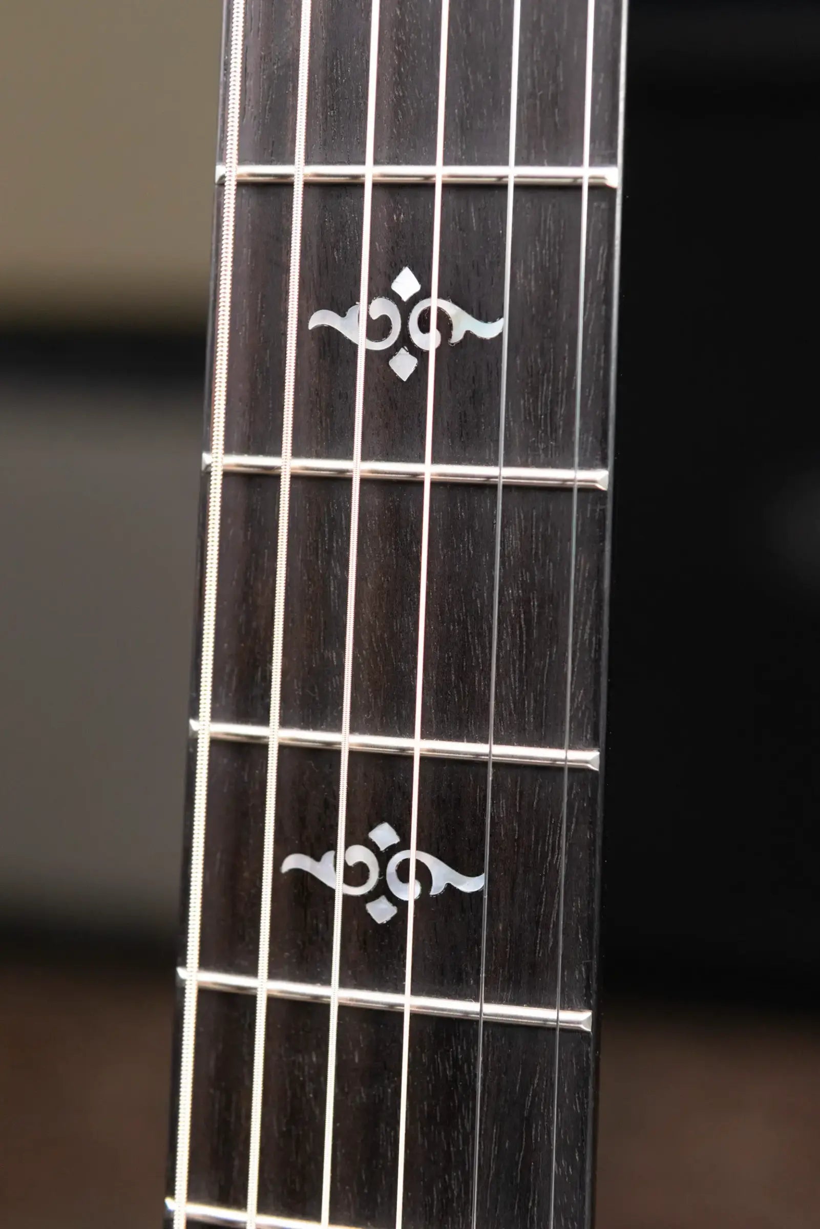 Taylor Gold Label 810e Dreadnought Acoustic/Electric Guitar with Hardshell Case