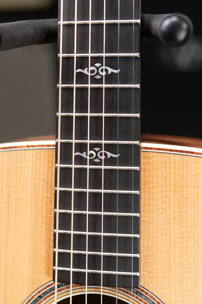 Taylor Gold Label 810e Dreadnought Acoustic/Electric Guitar with Hardshell Case