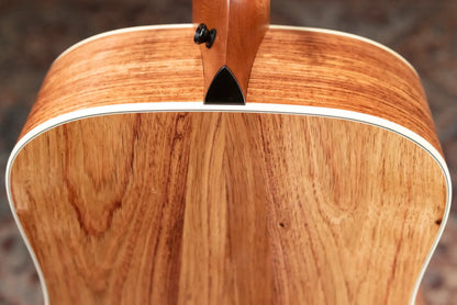 Taylor Gold Label 810e Dreadnought Acoustic/Electric Guitar with Hardshell Case