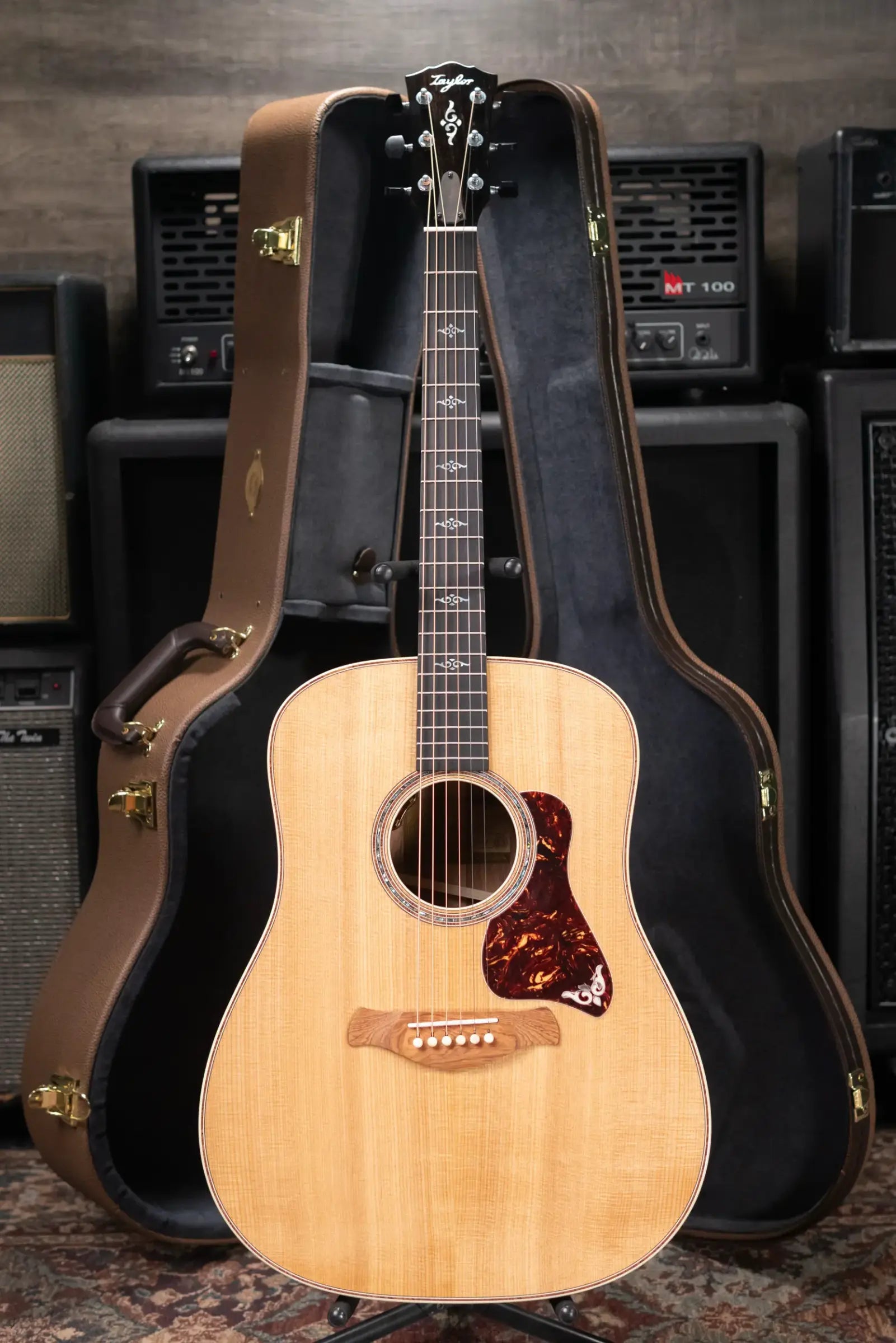 Taylor Gold Label 810e Dreadnought Acoustic/Electric Guitar with Hardshell Case