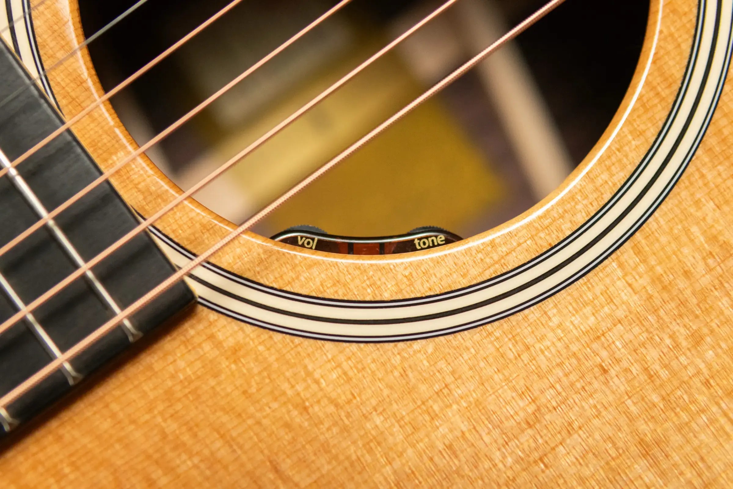 Taylor Gold Label 712e Grand Concert Acoustic/Electric Guitar - Natural with Hardshell Case