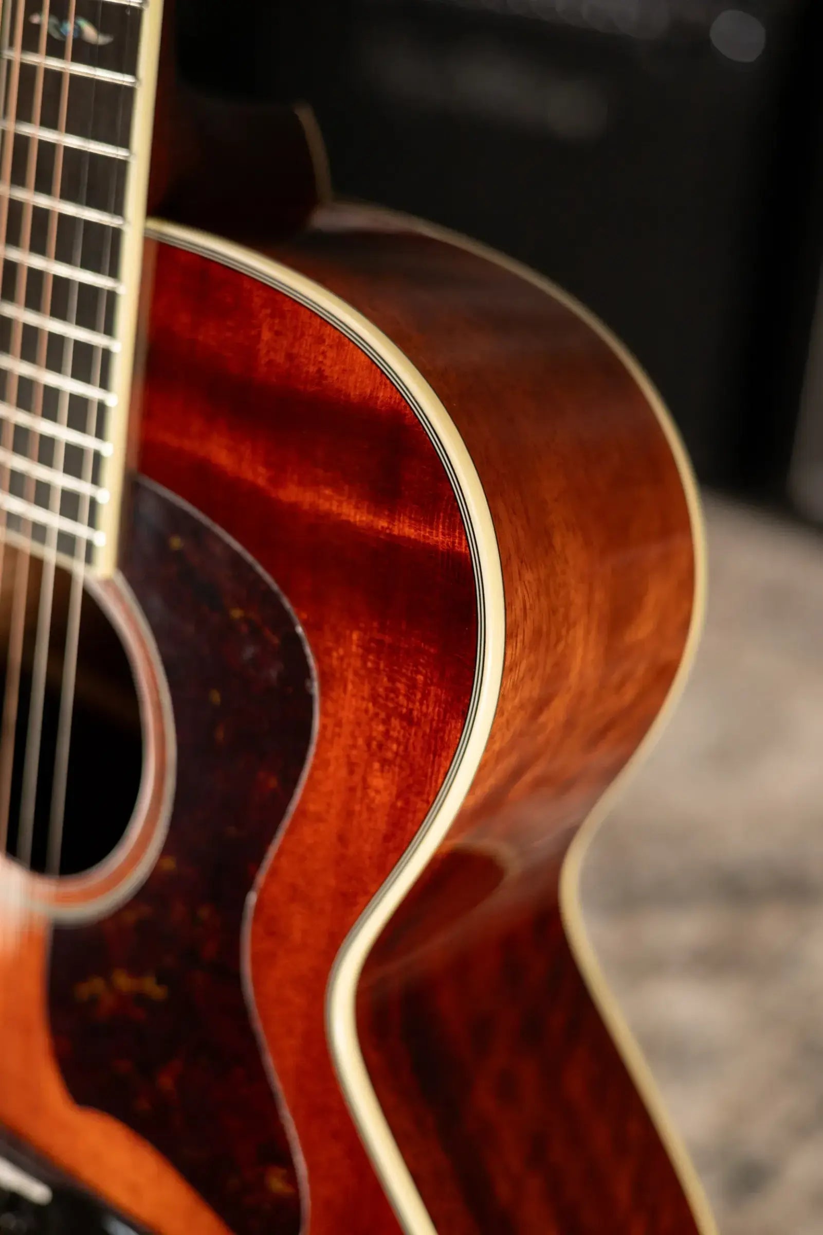Eastman AC330E-CLA Jumbo Acoustic/Electric Guitar - Classic with Hardshell Case