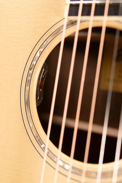 Eastman AC422CE-AE Acoustic/Electric Guitar with Hardshell Case