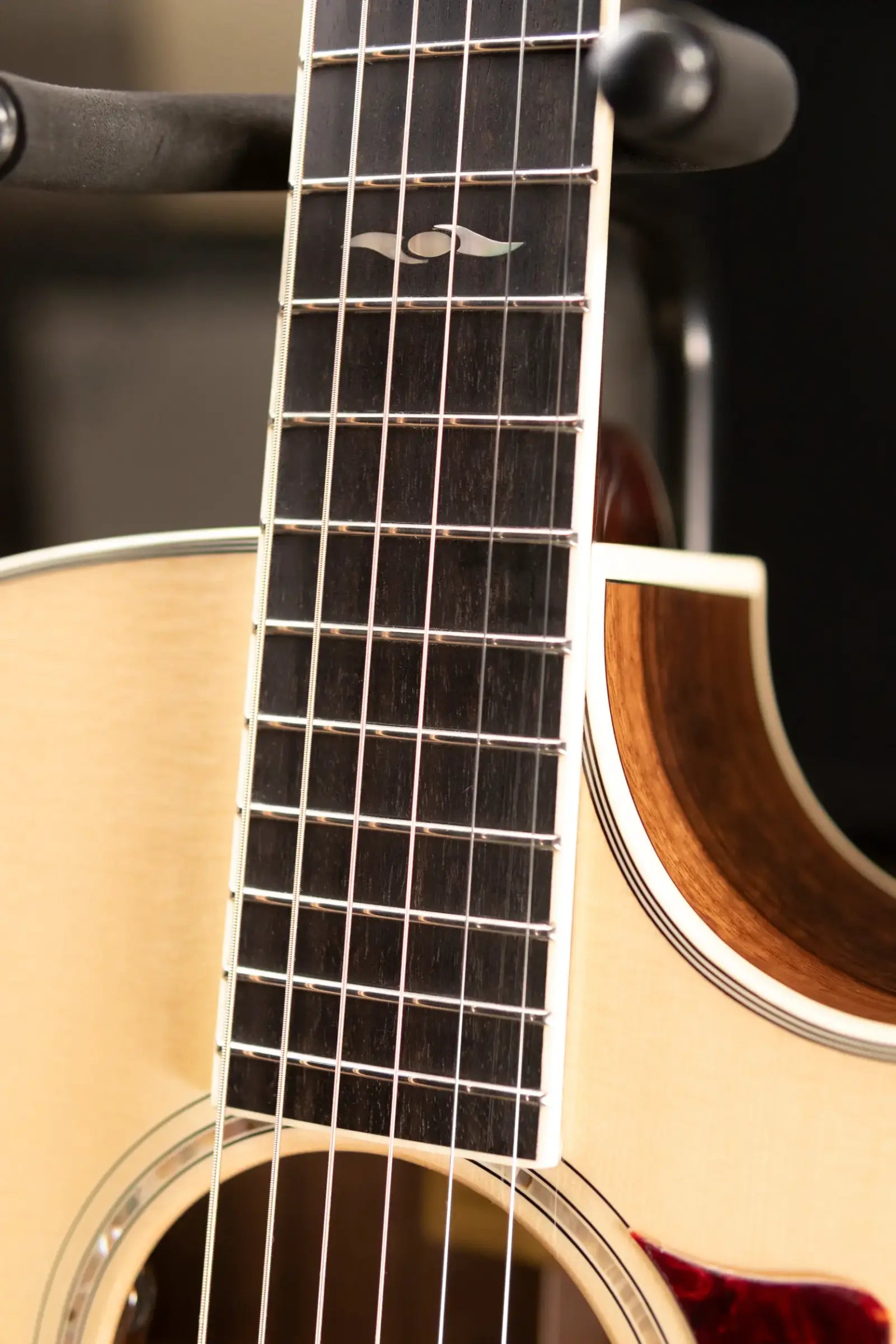 Eastman AC422CE-AE Acoustic/Electric Guitar with Hardshell Case