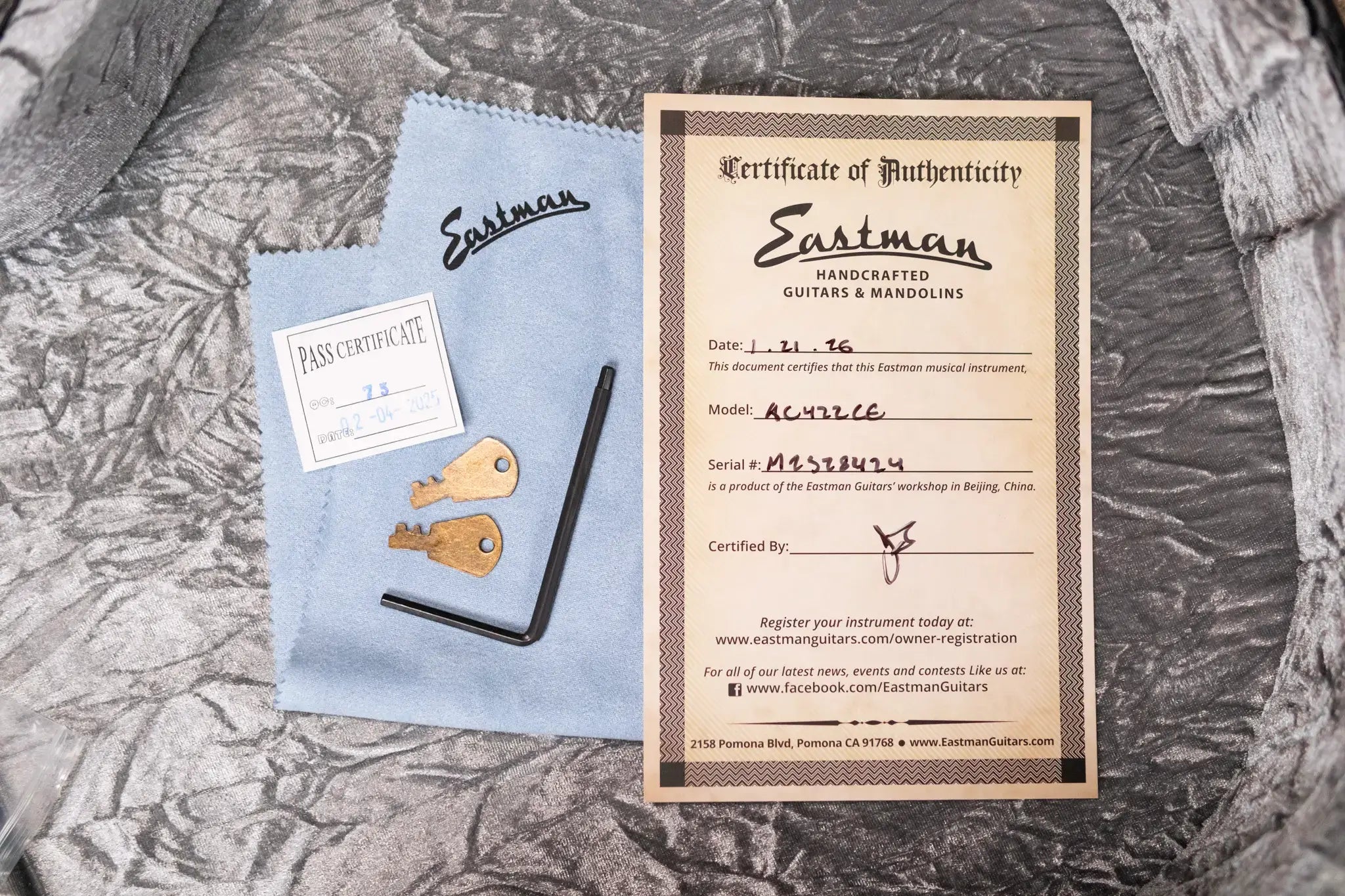 Eastman AC422CE Grand Auditorium Acoustic/Electric Guitar with Hardshell Case