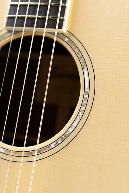 Eastman AC422LCE Left-Handed Grand Auditorium Acoustic/Electric Guitar with Hardshell Case