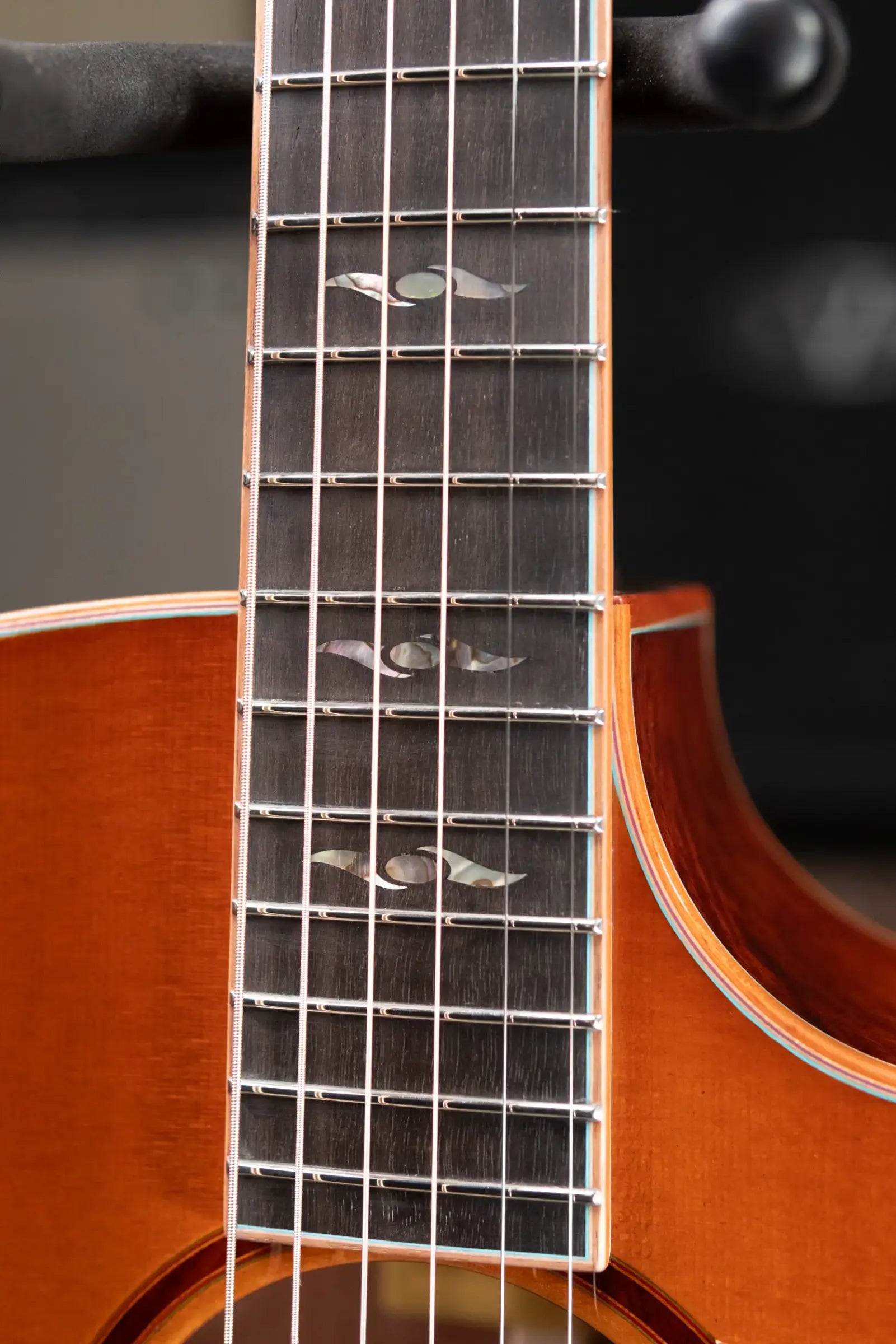 Eastman AC522CE-GB Grand Auditorium Acoustic/Electric Guitar - Goldburst with Hardshell Case