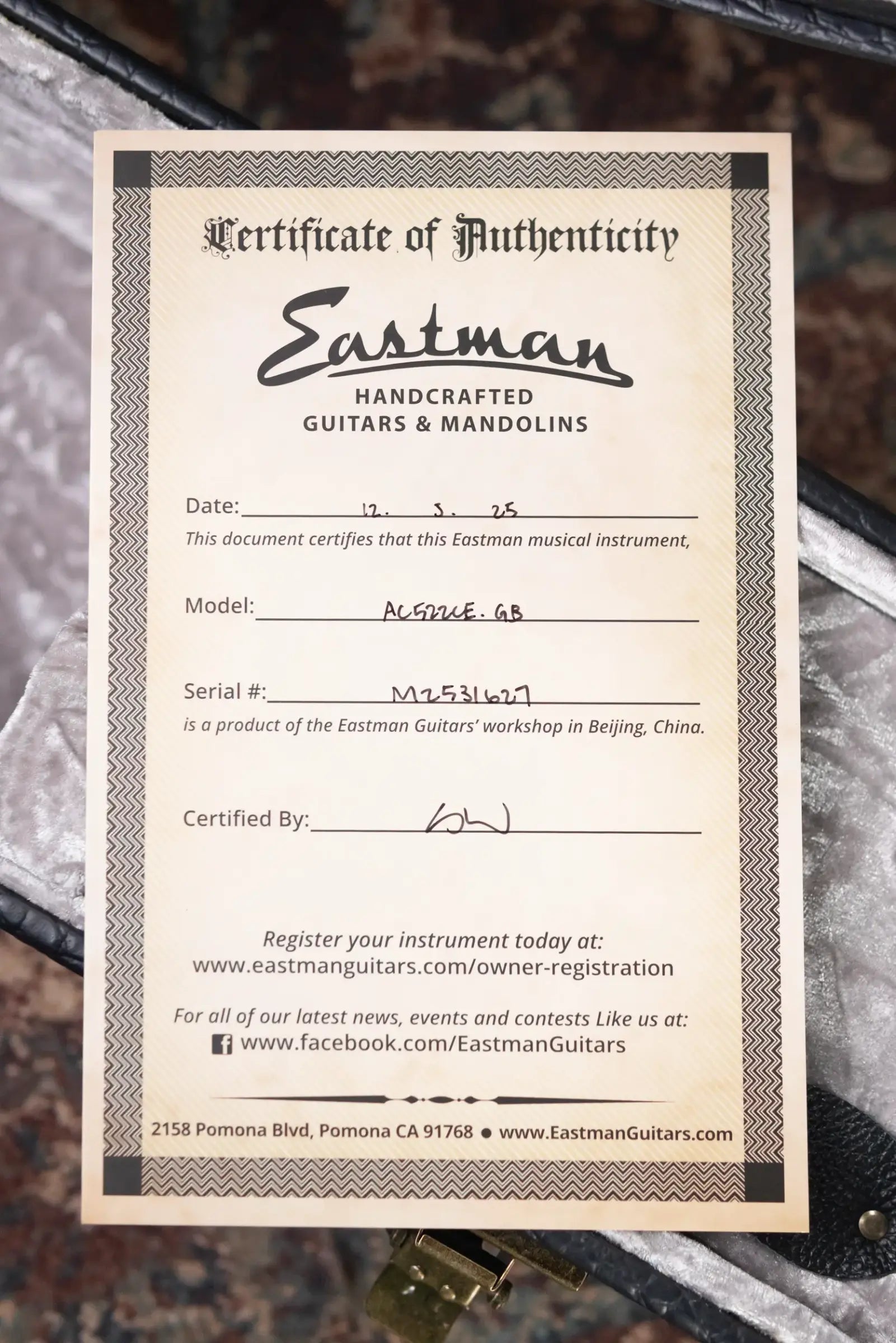 Eastman AC522CE-GB Grand Auditorium Acoustic/Electric Guitar - Goldburst with Hardshell Case