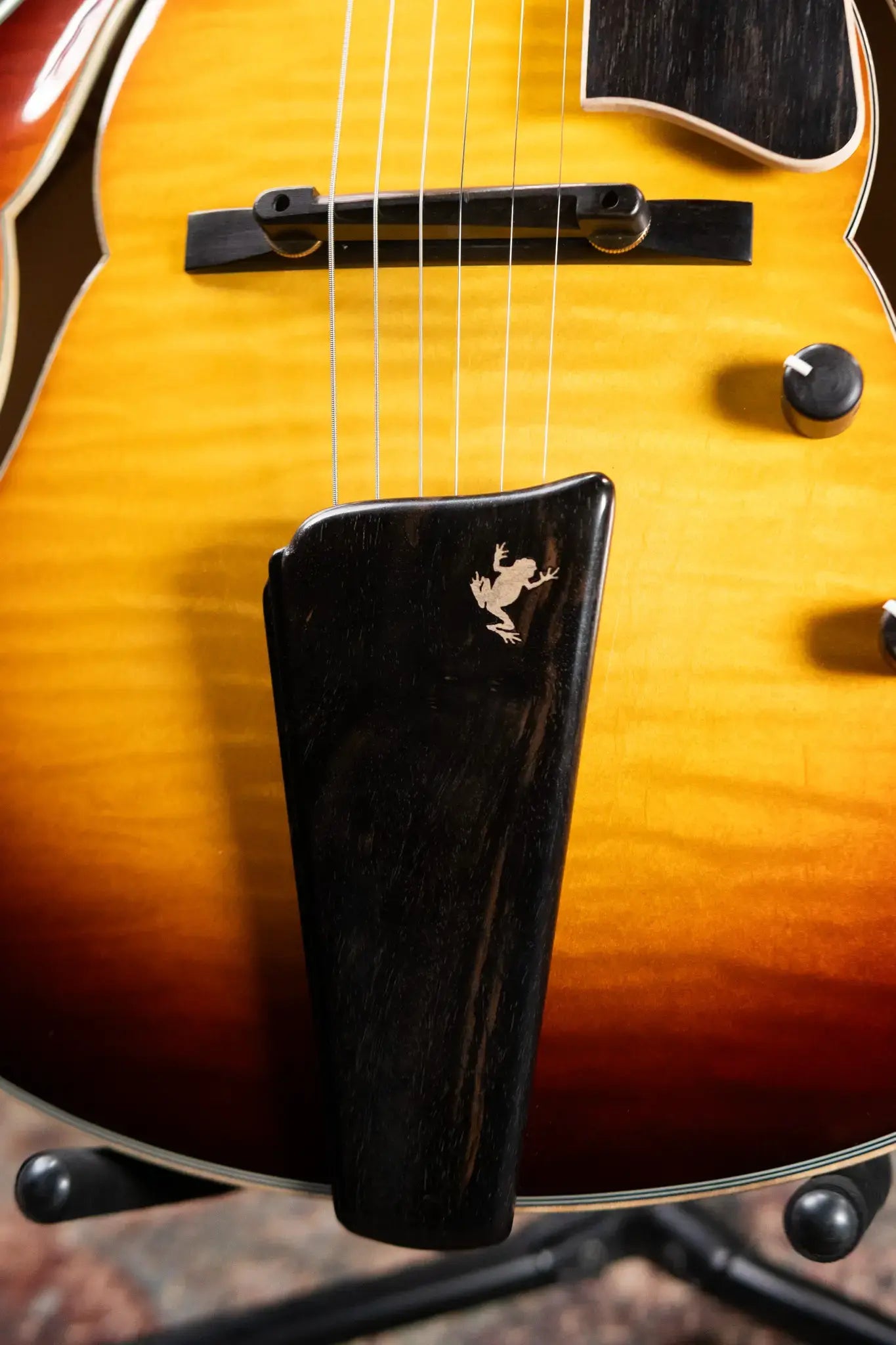 Eastman AR480CE-SB John Pisano 30th Anniversary Edition - Sunburst with Hardshell Case - Demo