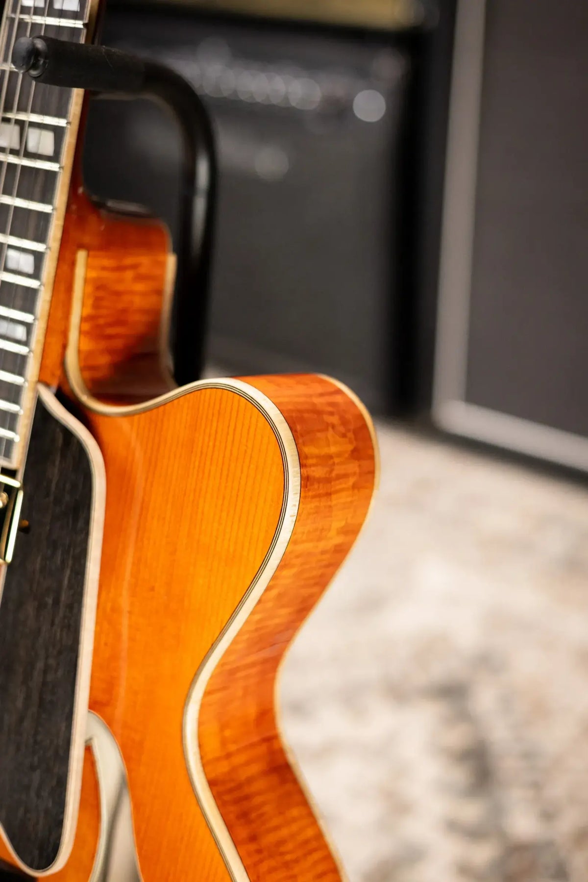 Eastman AR580CE-HB Archtop Electric Guitar - Honey Burst with Hardshell Case