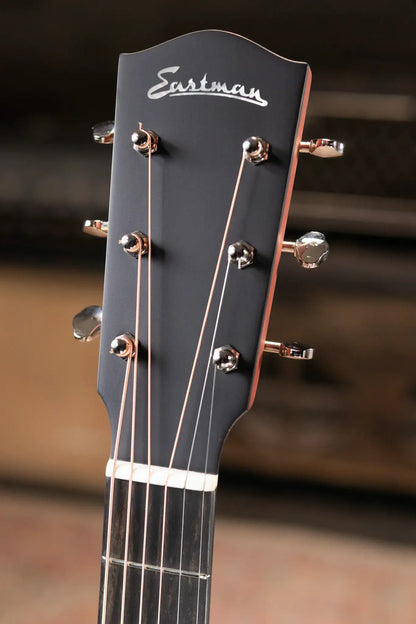 Eastman E10 OOSS-TC Acoustic Guitar - Sunburst with Hardshell Case