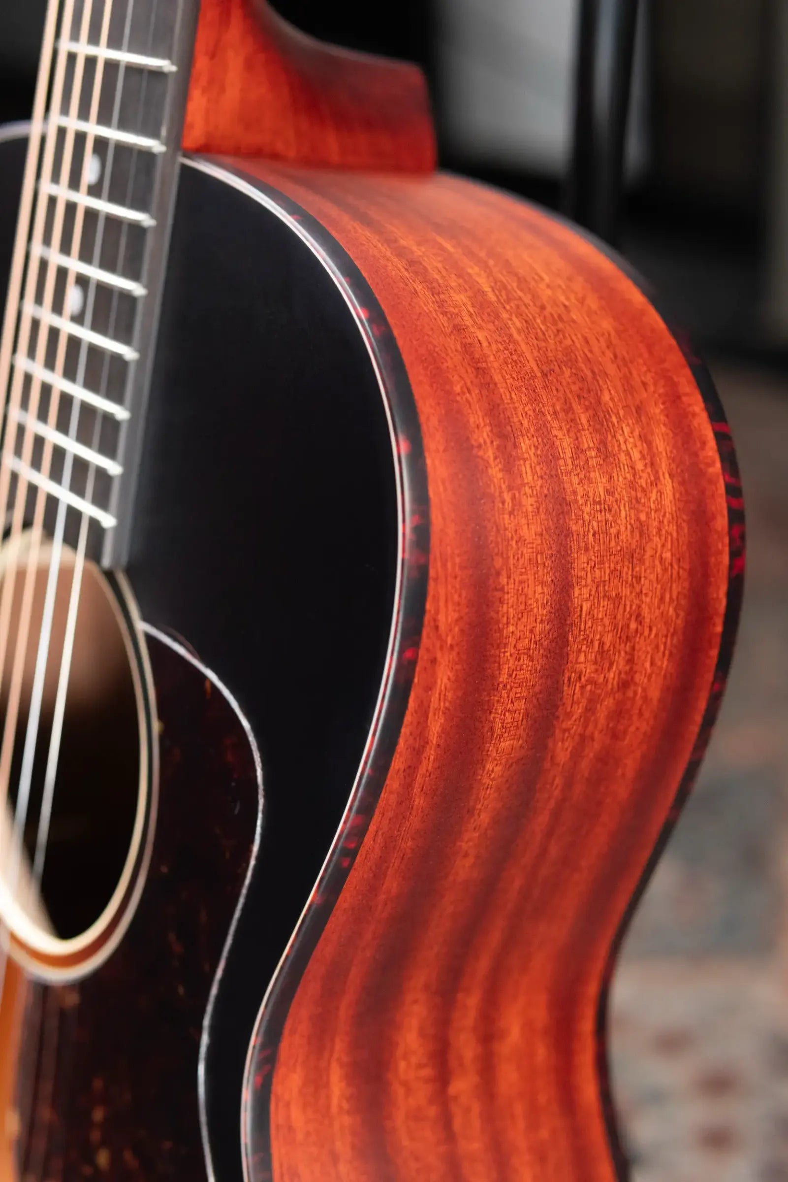 Eastman E1OOSS-SB Acoustic Guitar - Sunburst with Gig Bag