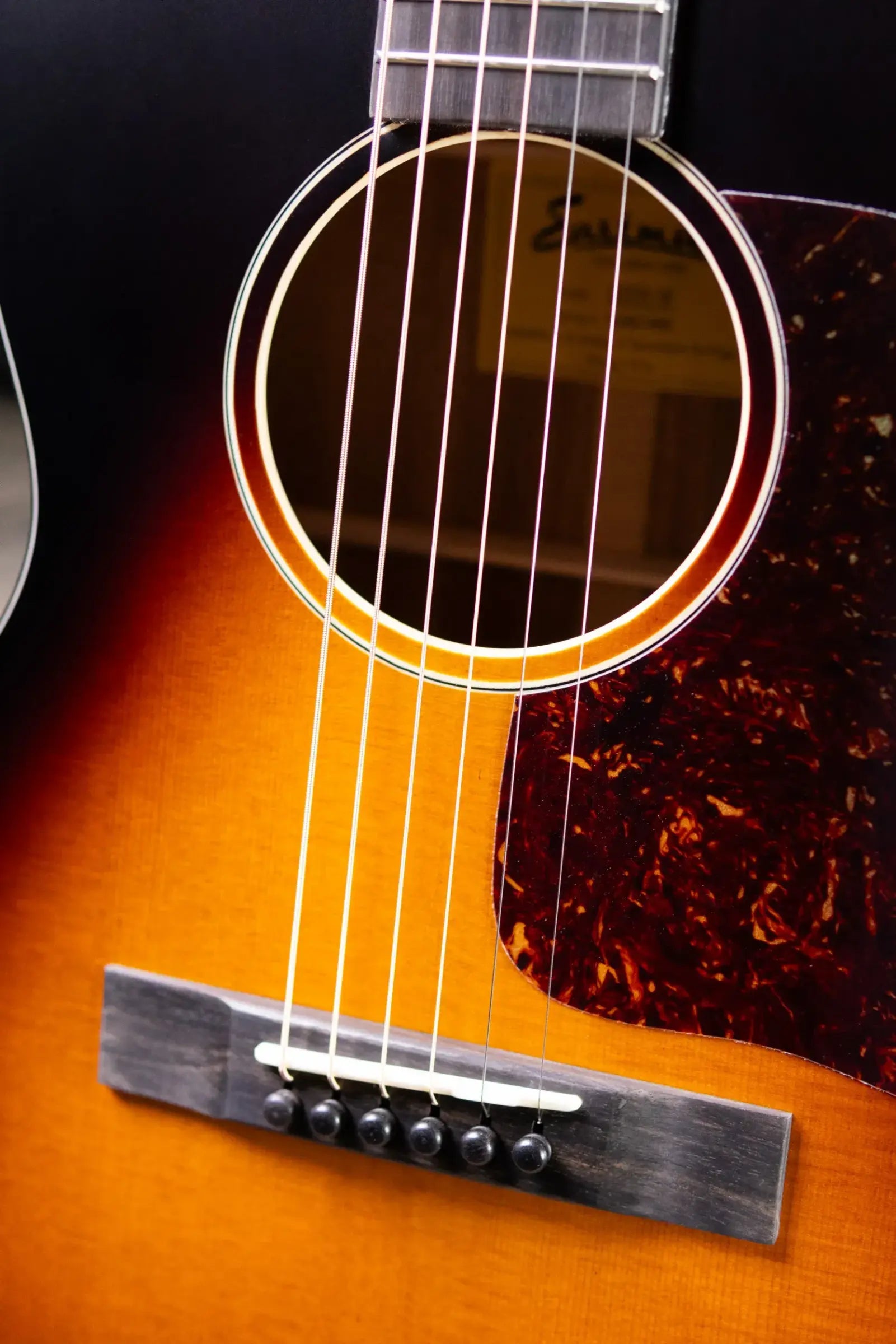 Eastman E1OOSS-SB Acoustic Guitar - Sunburst with Gig Bag