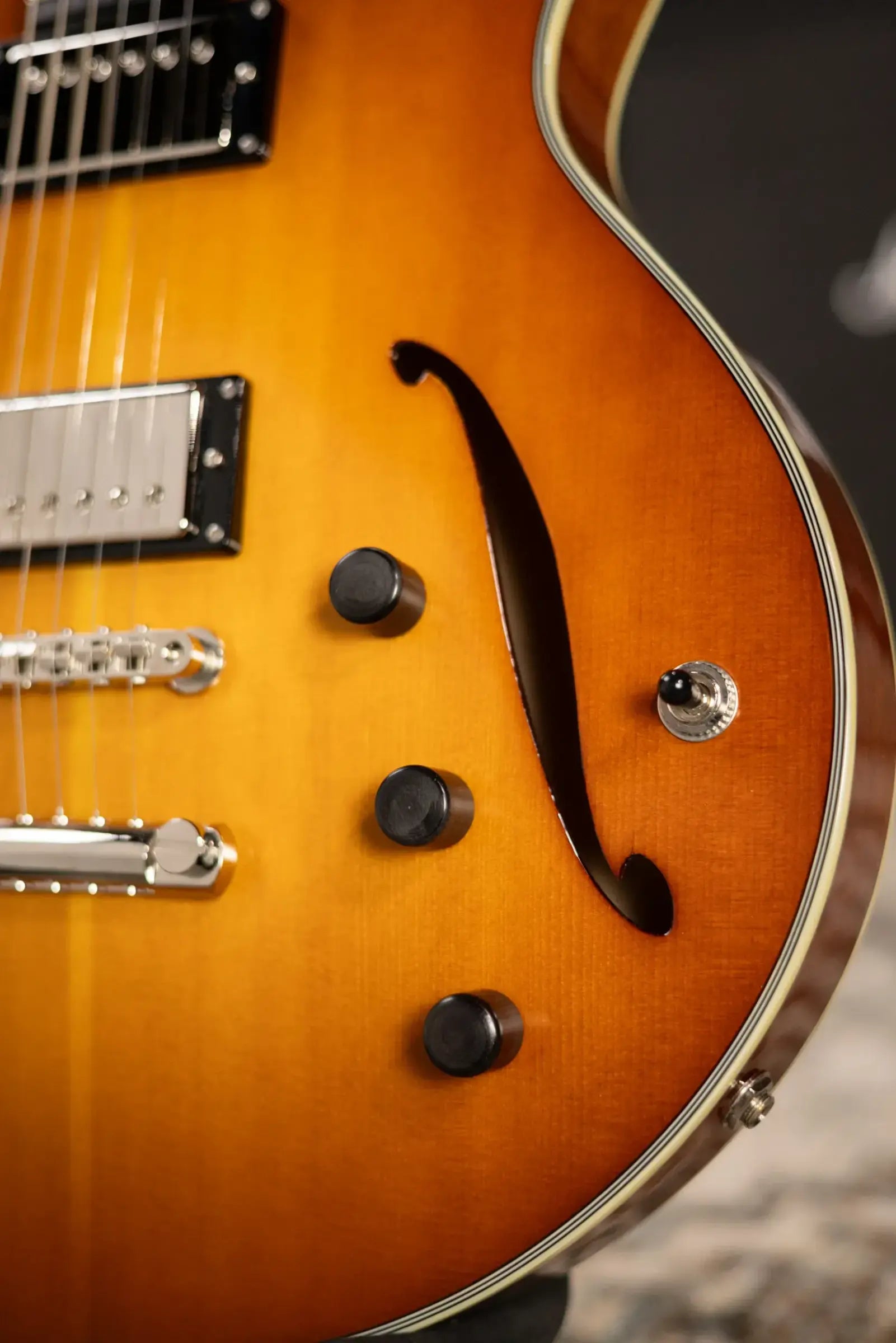 Eastman Romeo Semi-Hollow Electric Guitar - Goldburst with Hardshell Case