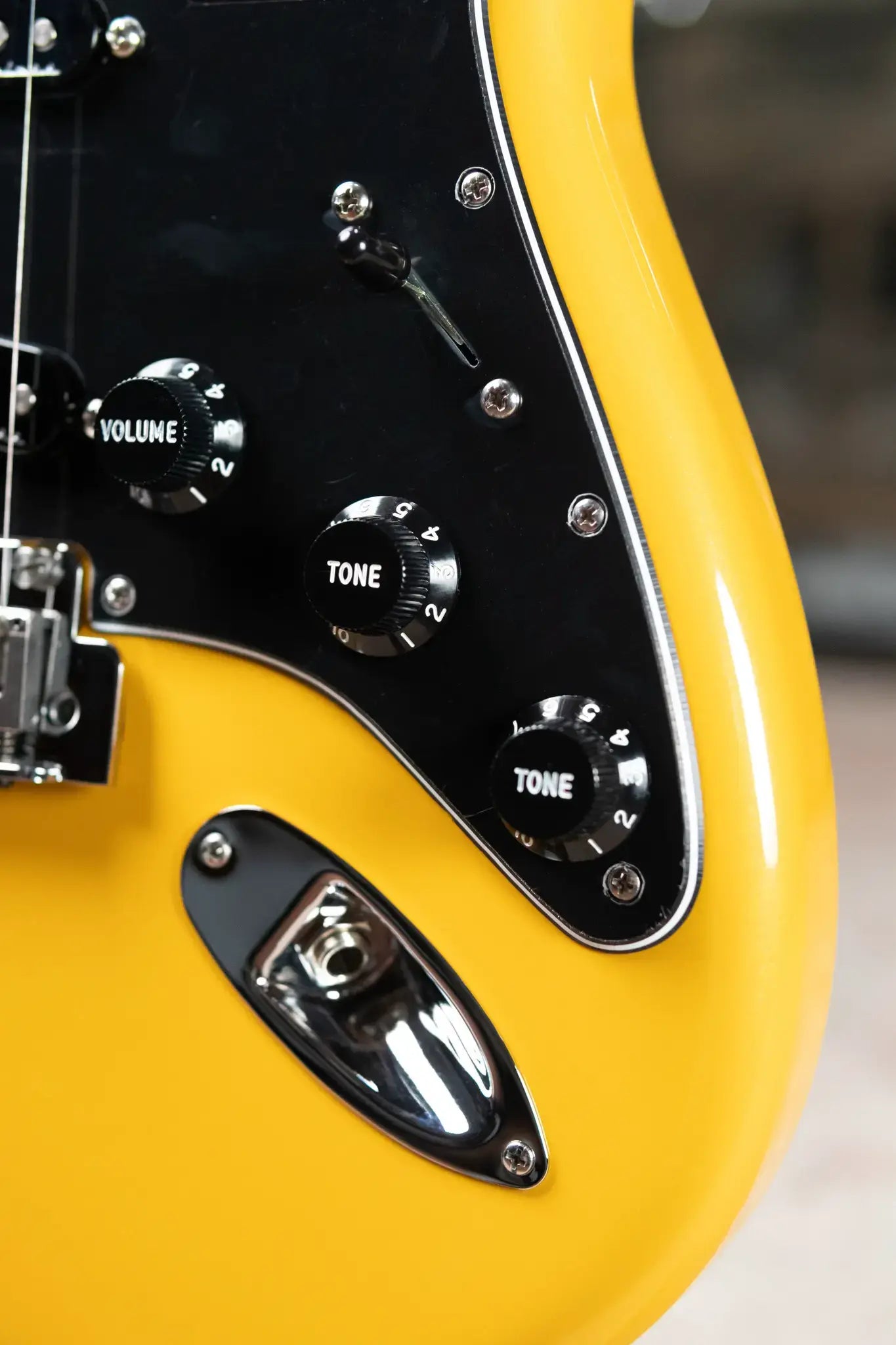 Fender Player II Modified Stratocaster, Maple Fingerboard - Sunshine Yellow with Deluxe Gig Bag