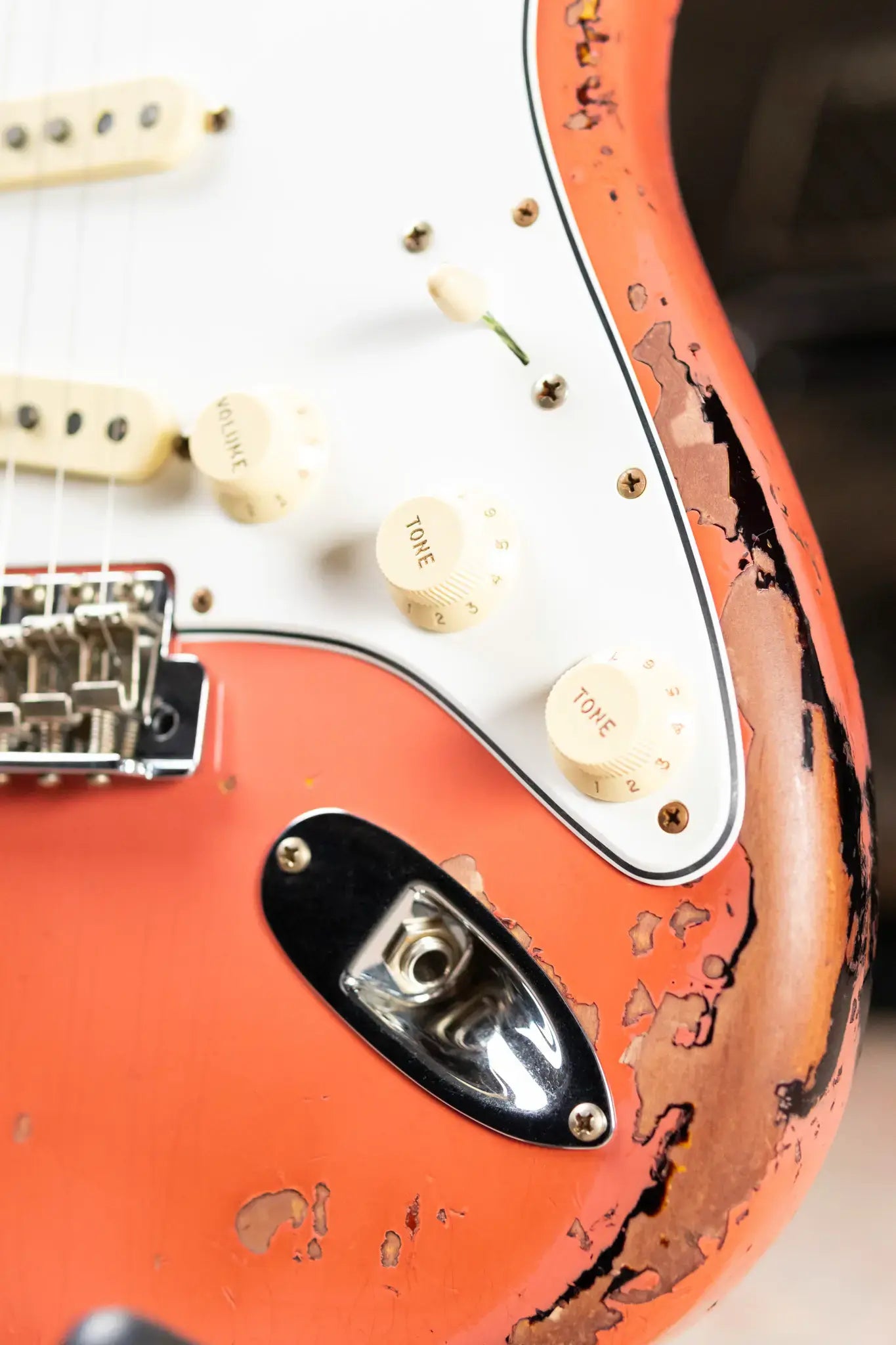Fender 1965 Stratocaster Super Heavy Relic Electric Guitar - Super Faded Aged Tahitian Coral over 3-Color Sunburst with Hardshell Case