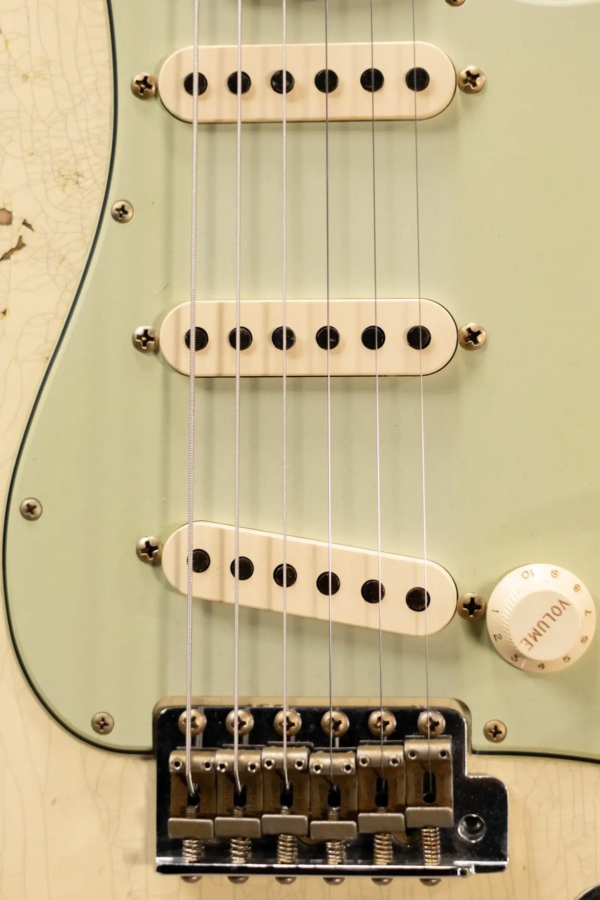 Fender Custom Shop 1962 Stratocaster Heavy Relic Electric Guitar - Vintage White with Hardshell Case