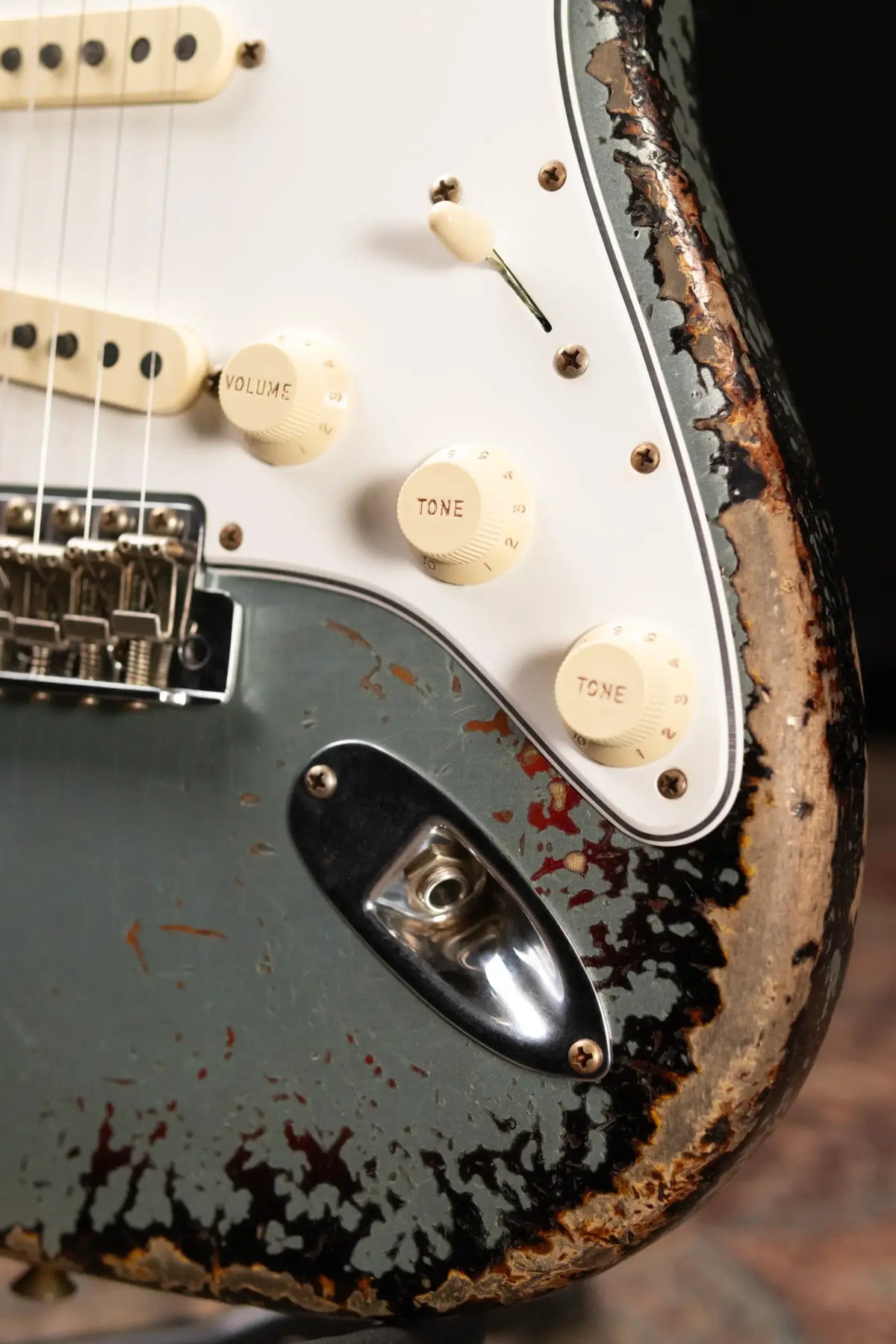 Fender Custom Shop 1965 Stratocaster Super Heavy Relic Electric Guitar - Super Faded Aged Firemist Silver over 3-Color Sunburst with Hardshell Case