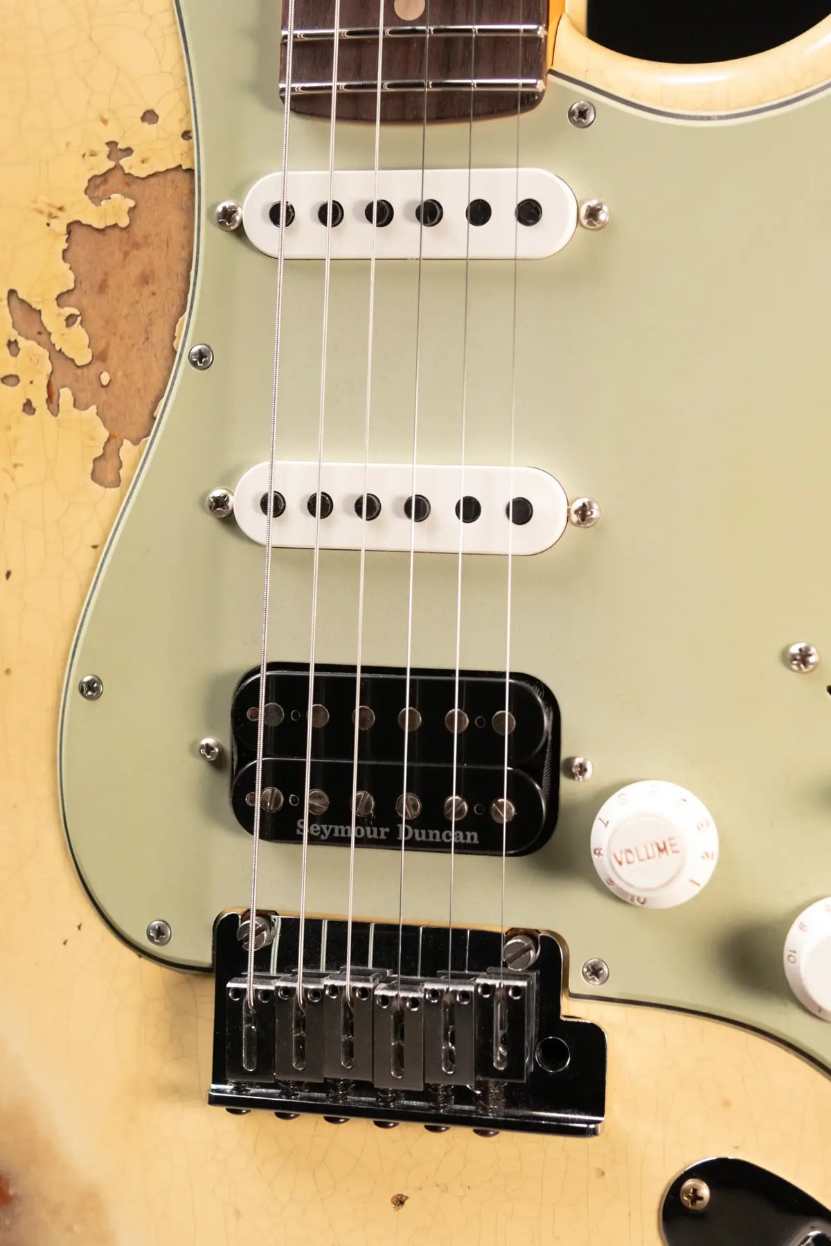 Fender Custom Shop NAMM 2026 Custom Deluxe Heavy Relic HBS-1 Stratocaster Electric Guitar - Aged Vintage White over 3-Tone Sunburst with Hardshell Case