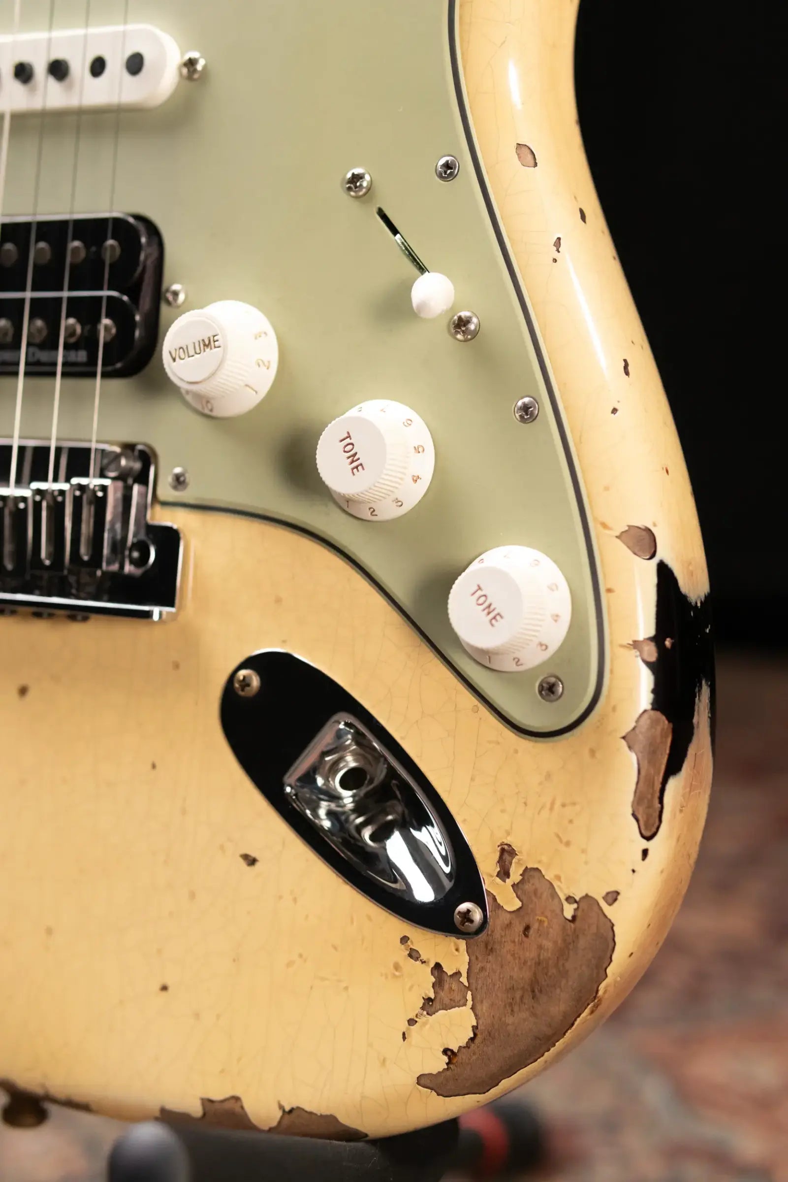 Fender Custom Shop NAMM 2026 Custom Deluxe Heavy Relic HBS-1 Stratocaster Electric Guitar - Aged Vintage White over 3-Tone Sunburst with Hardshell Case