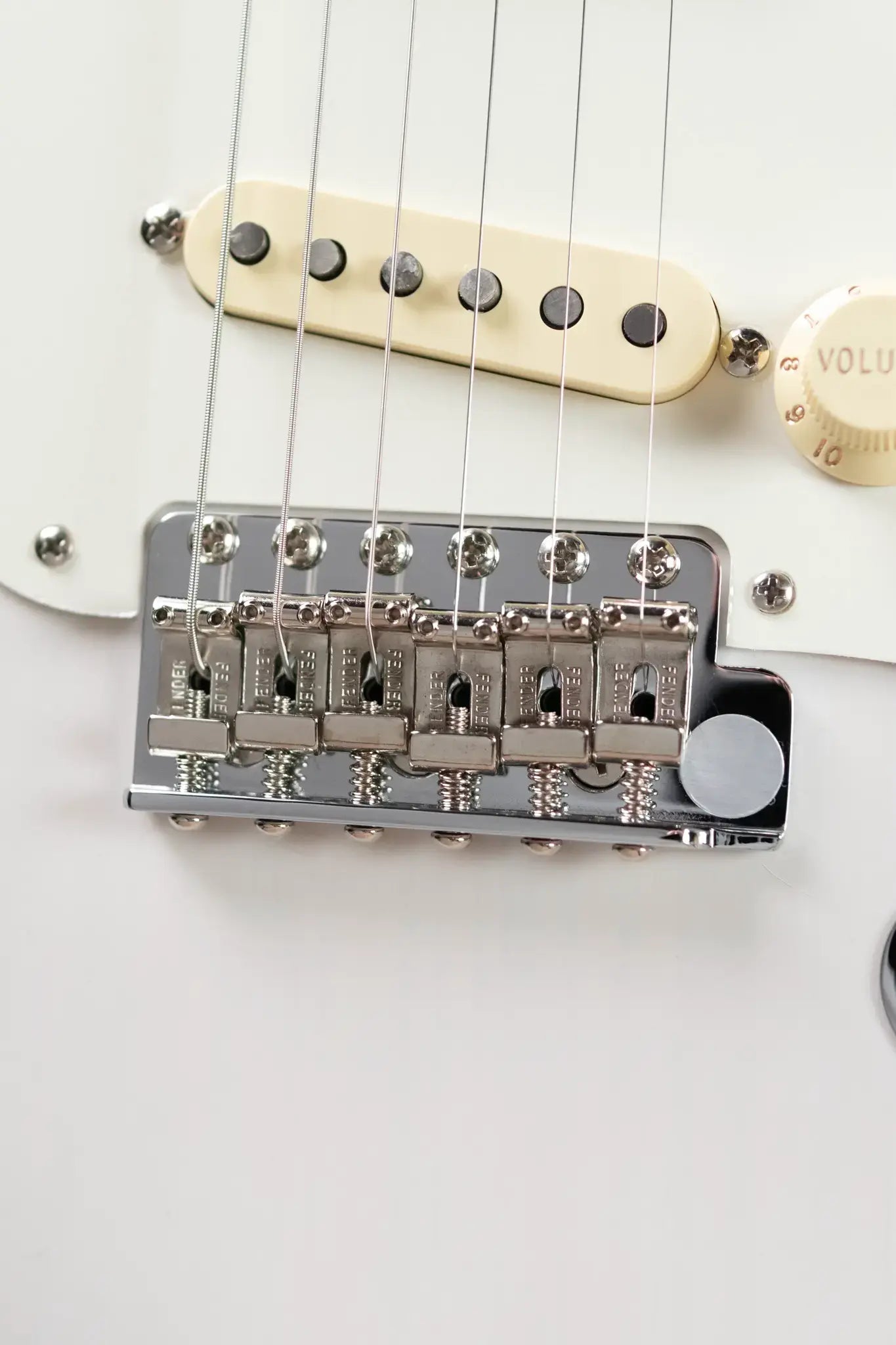 Fender Eric Johnson Stratocaster, Maple Fingerboard - White Blonde with Deluxe Blonde Hardshell Case - Used