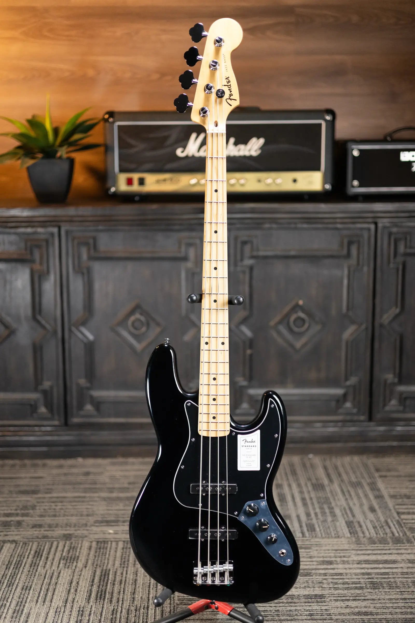 Fender Standard Jazz Bass, Maple Fingerboard, Black Pickguard - Black