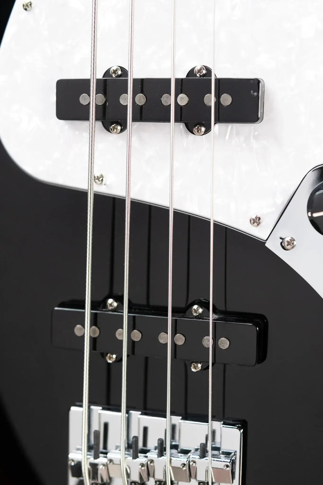 Fender U.S.A. Geddy Lee Jazz Bass, Maple Fingerboard - Black with Hardshell Case