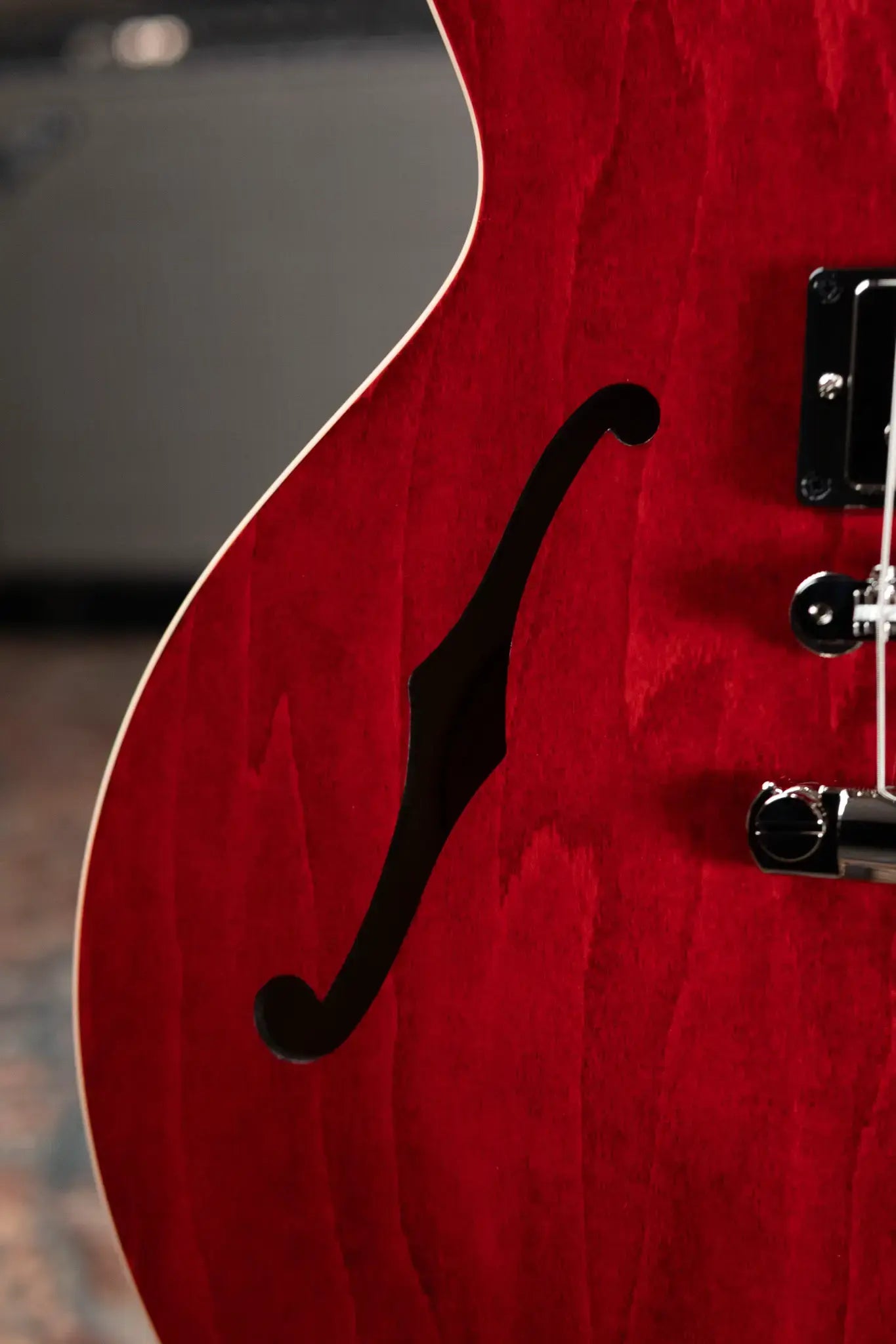 Gibson ES-335 Semi-Hollow Electric Guitar - Sixties Cherry with Hardshell Case