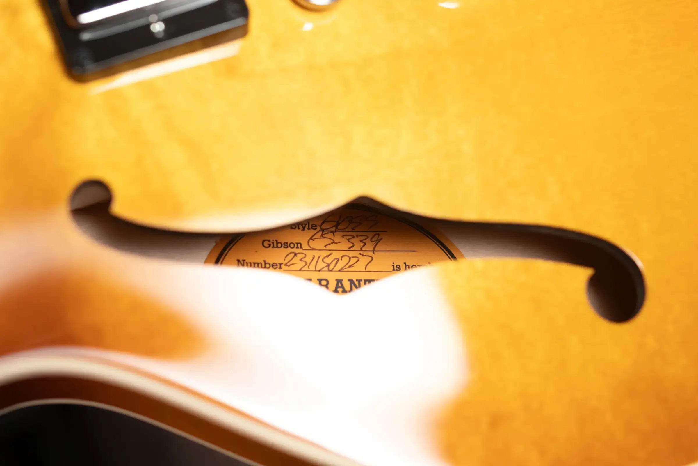 Gibson ES-339 Semi-Hollow Electric Guitar - Honeyburst with Hardshell Case