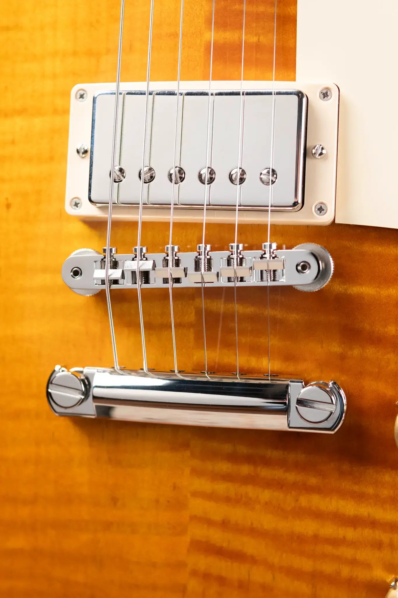 Gibson Les Paul Standard '60s Figured Top Electric Guitar - Honey Amber with Hardshell Case