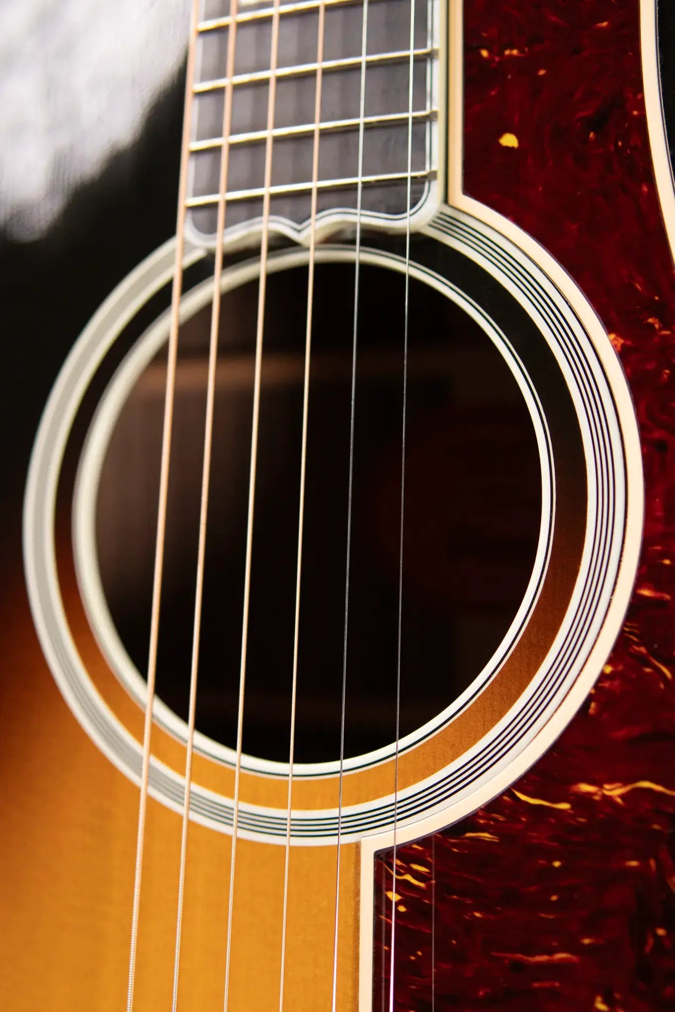 Gibson SJ-200 Western Classic Jumbo Acoustic Guitar - Vintage Sunburst with Hardshell Case
