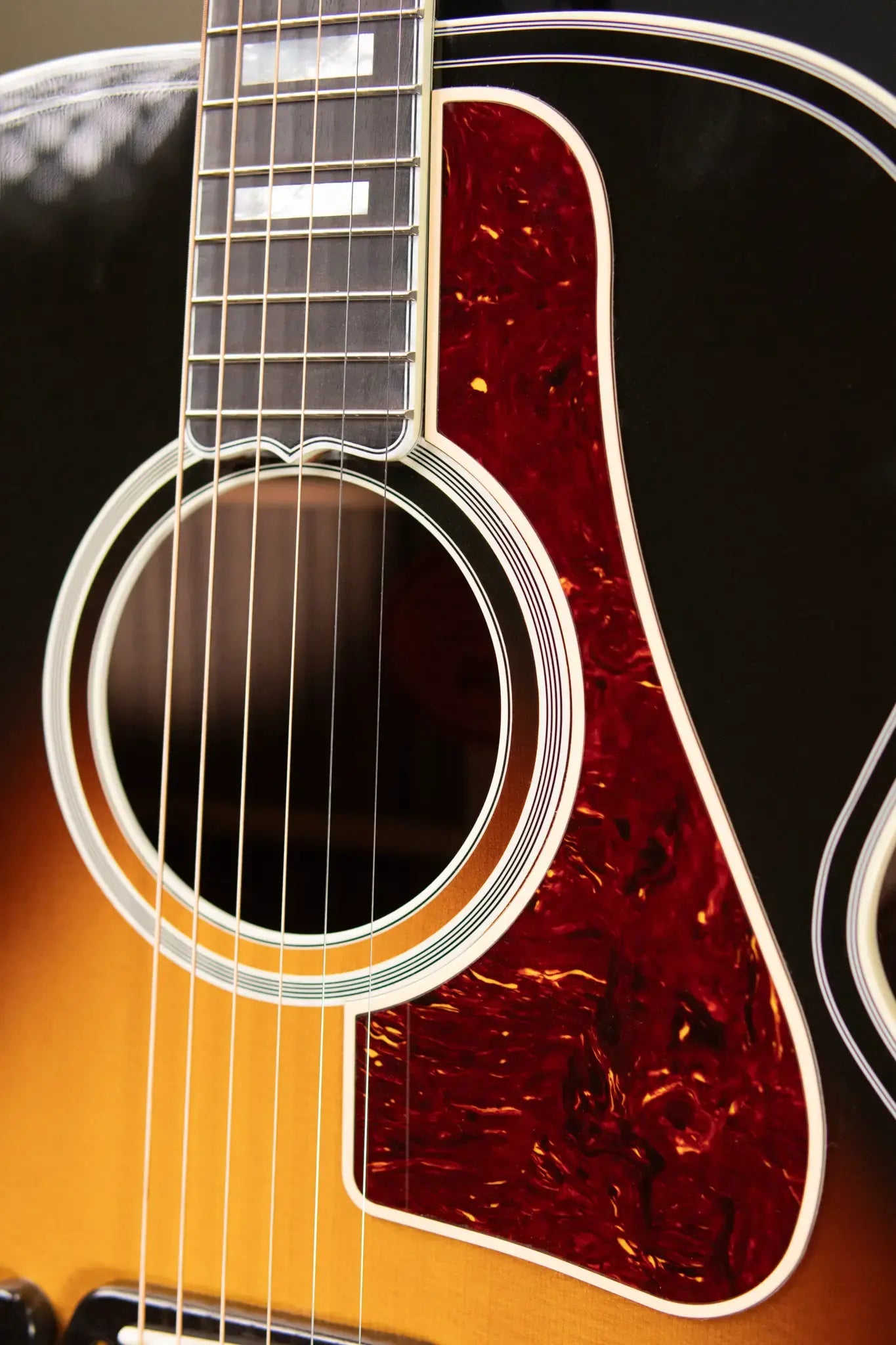 Gibson SJ-200 Western Classic Jumbo Acoustic Guitar - Vintage Sunburst with Hardshell Case