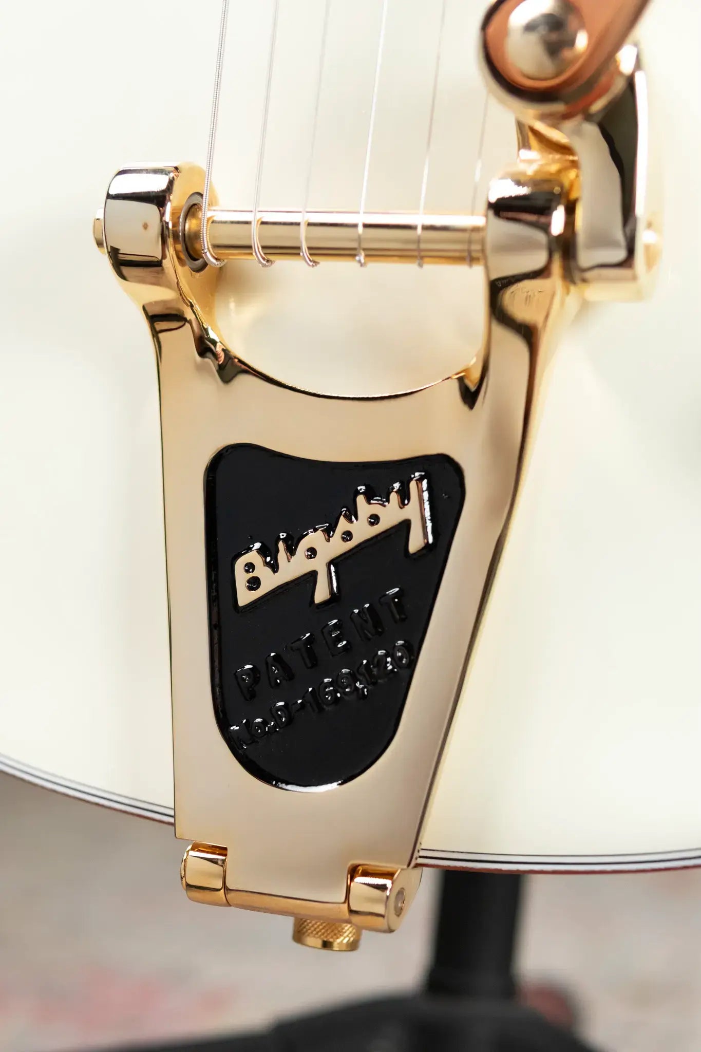 Gretsch G6134T-58 Vintage Select ’58 Penguin with Bigsby, TV Jones - Vintage White with Hardshell Case