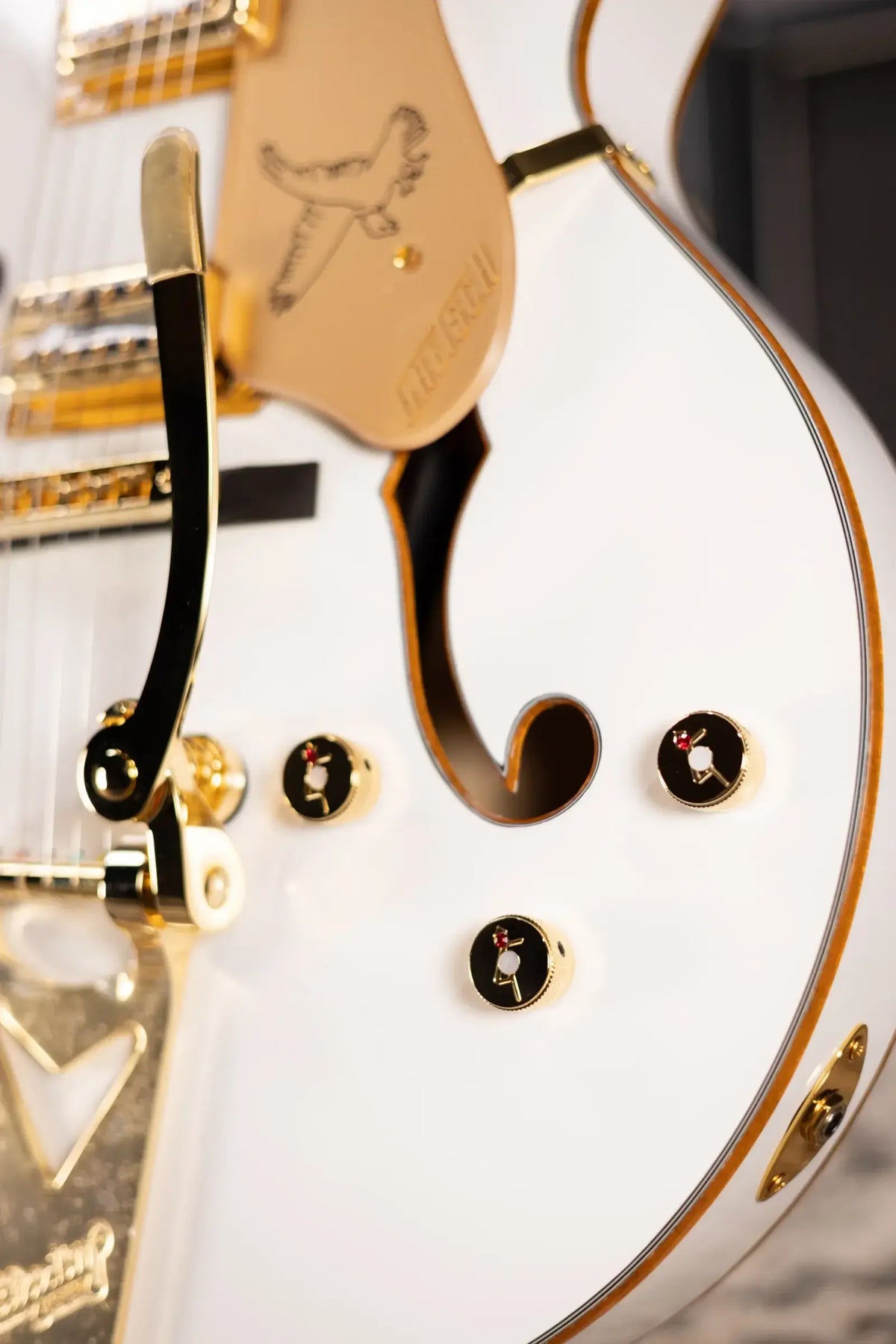 Gretsch Synchromatic Falcon Hollow Body Single-Cut with Bigsby Electric Guitar - Snowcrest White with Hardshell Case