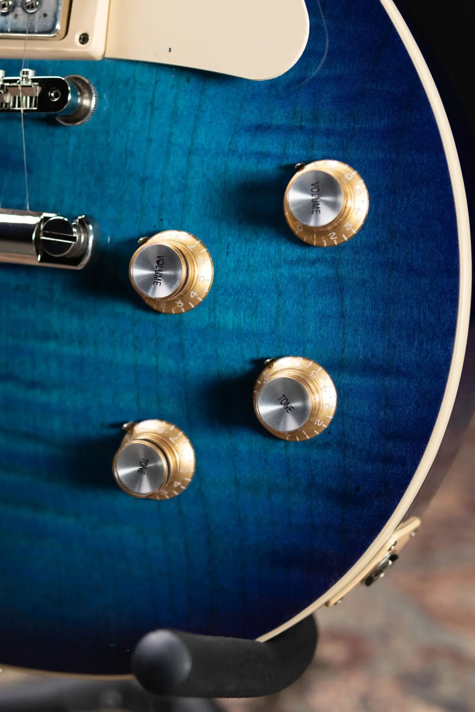 Gibson Les Paul Standard '60s Figured Top Electric Guitar - Blueberry Burst with Hardshell Case