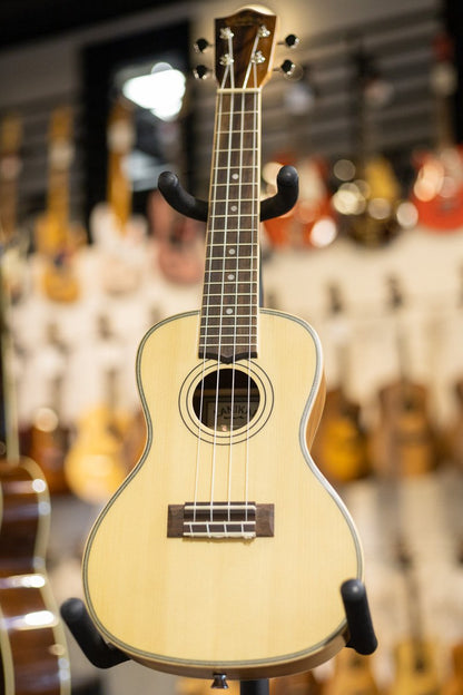 Lanikai SPST-C Spuce Solid Top Concert Ukulele Outfit