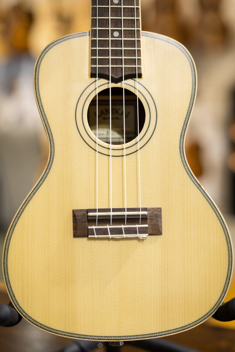 Lanikai SPST-C Spuce Solid Top Concert Ukulele Outfit