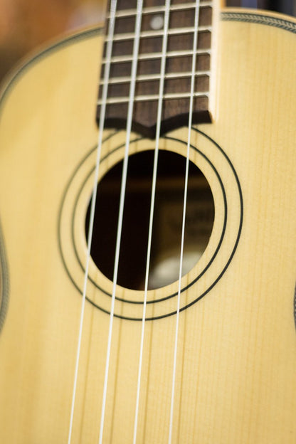 Lanikai SPST-C Spuce Solid Top Concert Ukulele Outfit