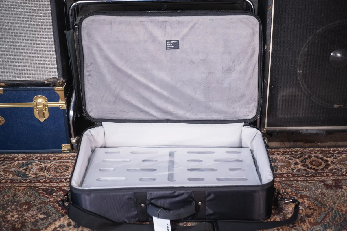 MONO Pedalboard Medium Silver + Tour Accessory Case 2.0 Black - Open Box