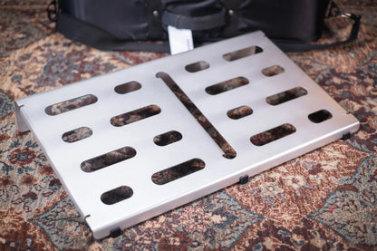 MONO Pedalboard Medium Silver + Tour Accessory Case 2.0 Black - Open Box