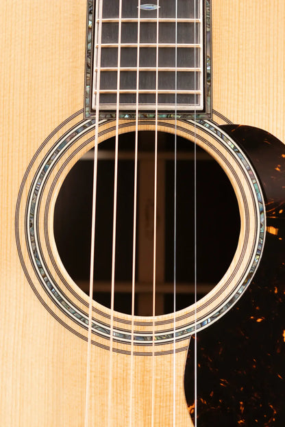 Martin 000-42 Modern Deluxe Acoustic Guitar - Natural with Hardshell Case