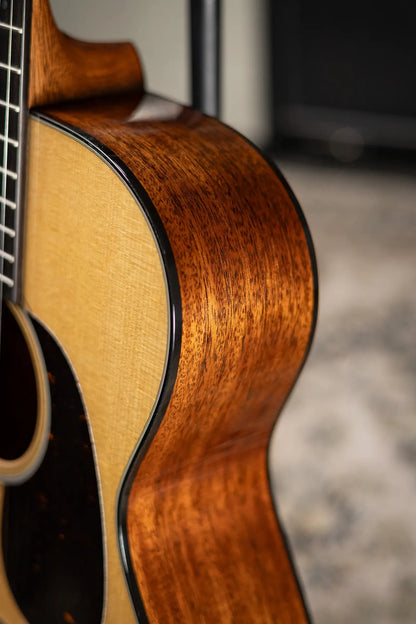 Martin 00-18 Standard Series Acoustic Guitar with Hardshell Case