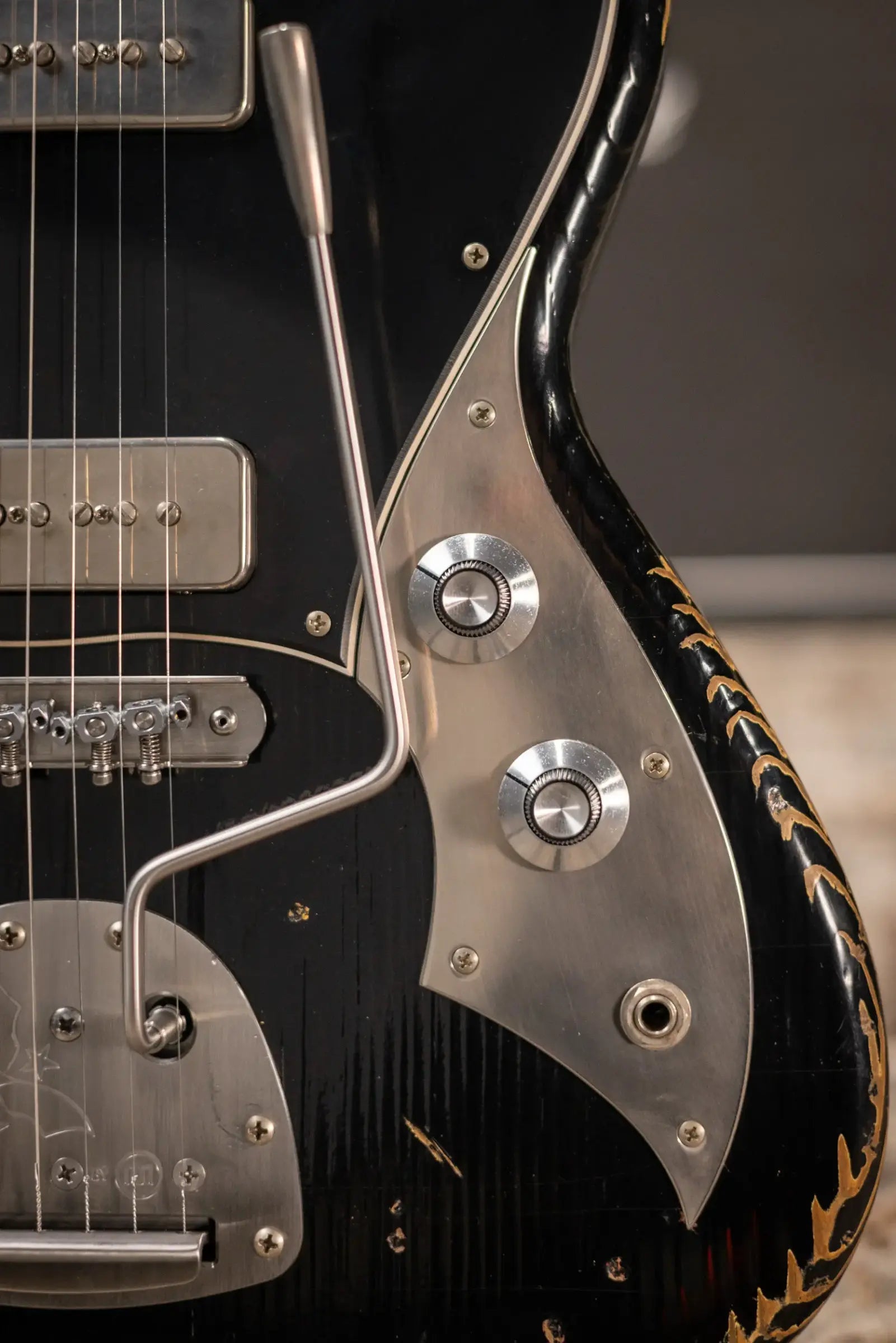 Novo Serus J Dealer Limited Electric Guitar - Bull Black over '64 3-Tone Burst with Gig Bag