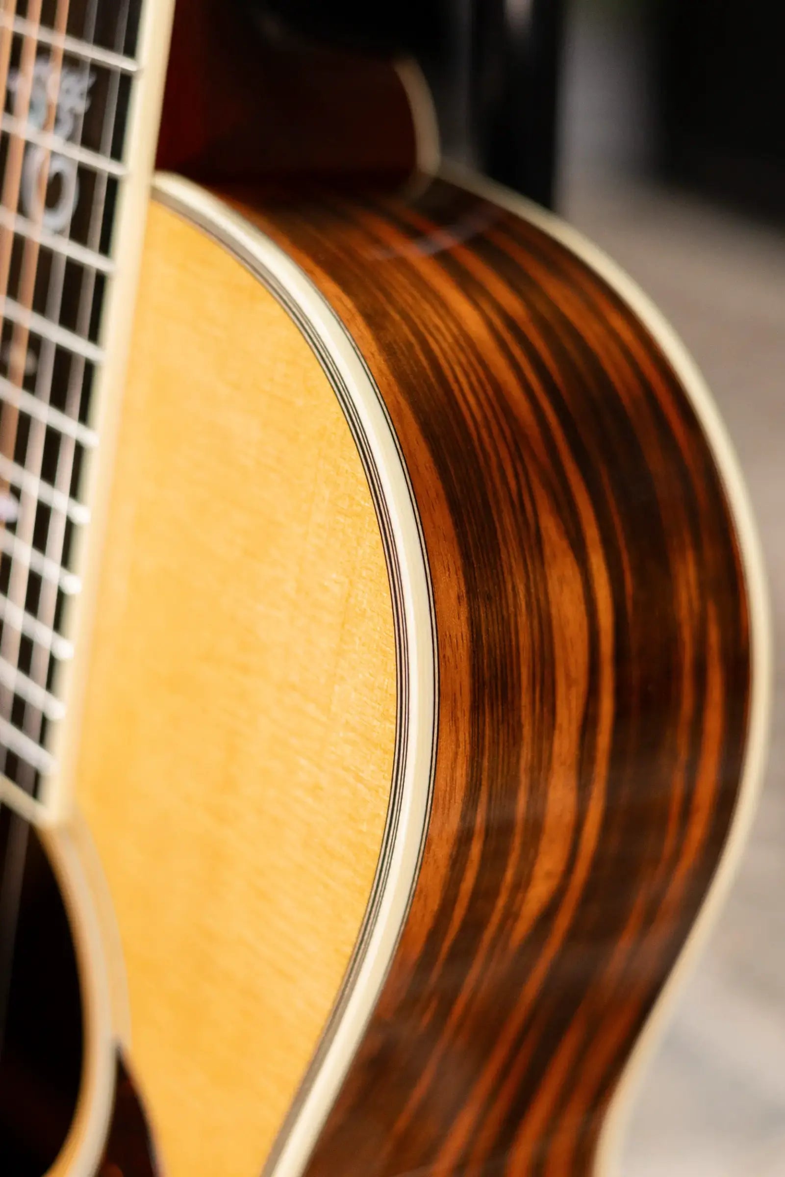Santa Cruz 00 Acoustic Guitar - Sitka Spruce/Ebony with Hardshell Case
