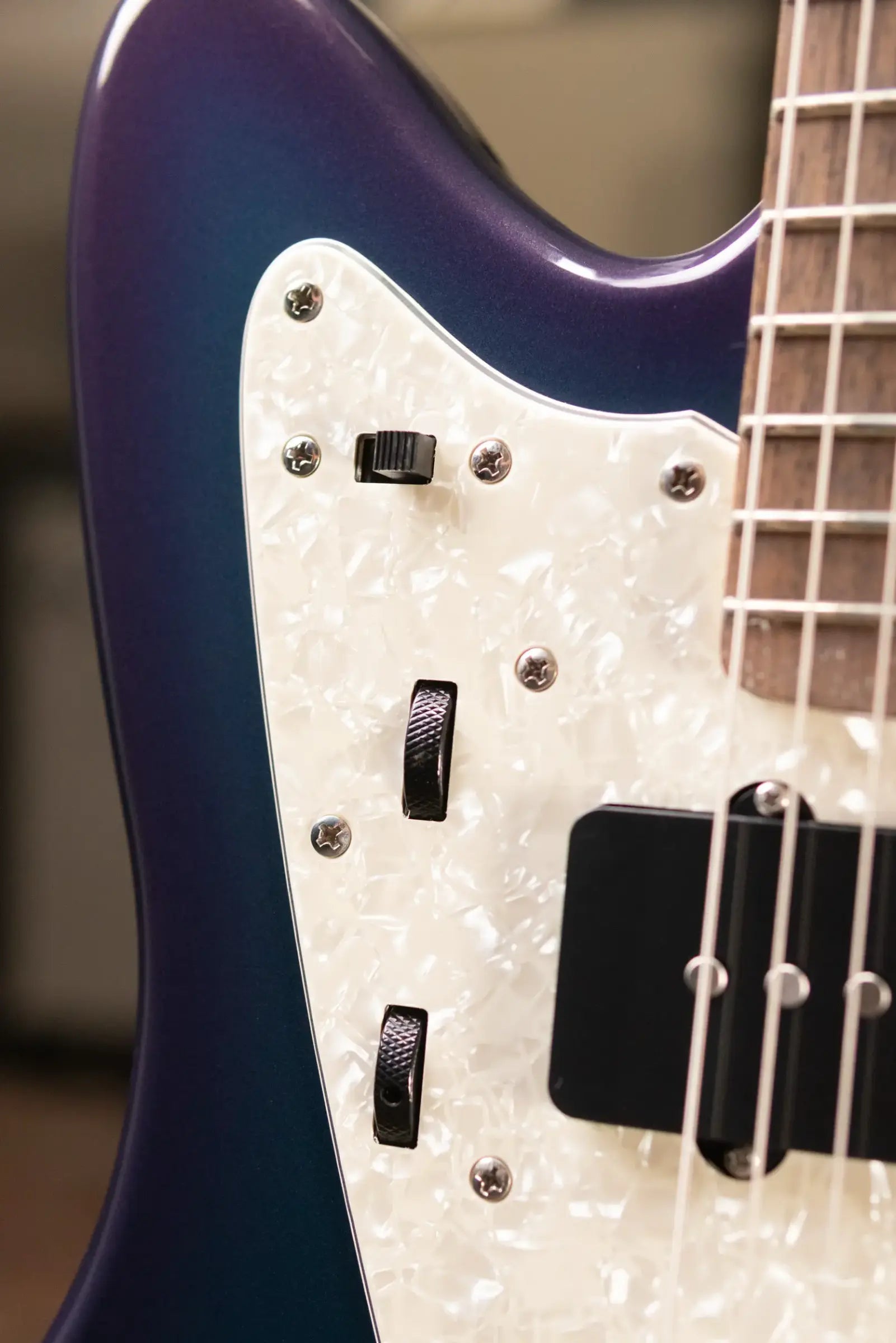 Squier FSR Classic Vibe '60s Jazzmaster, Laurel Fingerboard, White Pearloid Pickguard, Matching Headstock Electric Guitar - Competition Burgundy