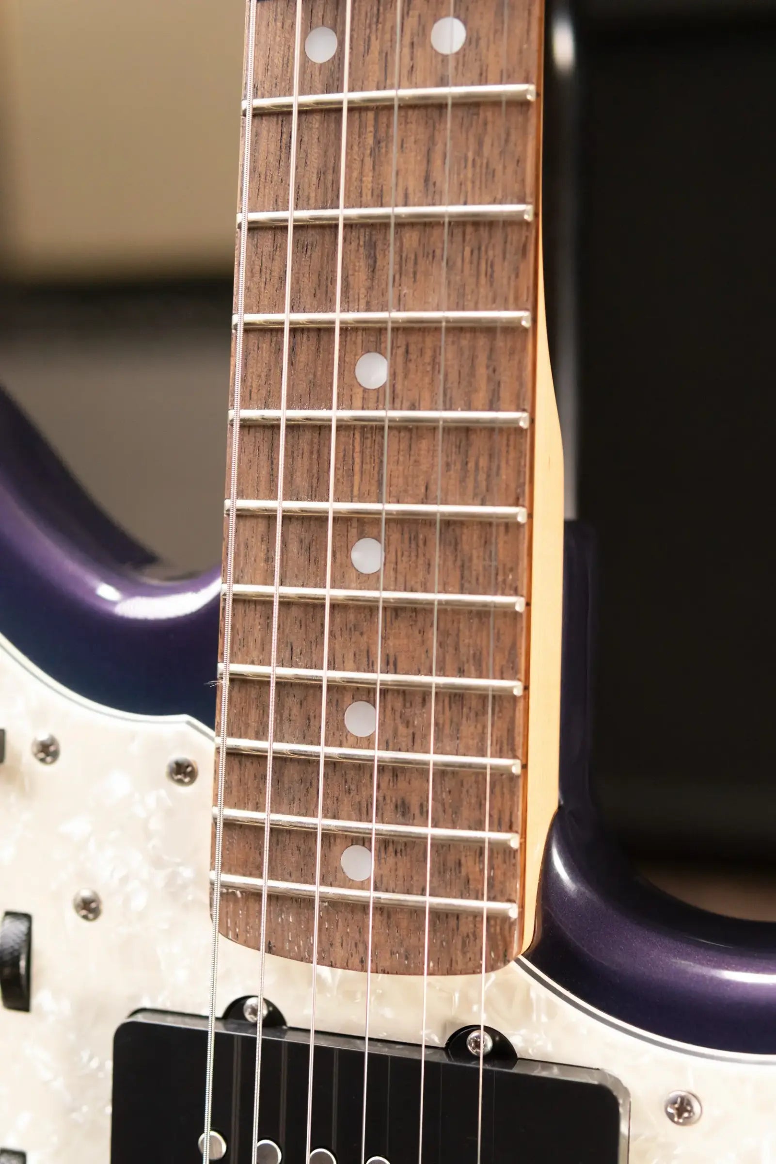 Squier FSR Classic Vibe '60s Jazzmaster, Laurel Fingerboard, White Pearloid Pickguard, Matching Headstock Electric Guitar - Competition Burgundy