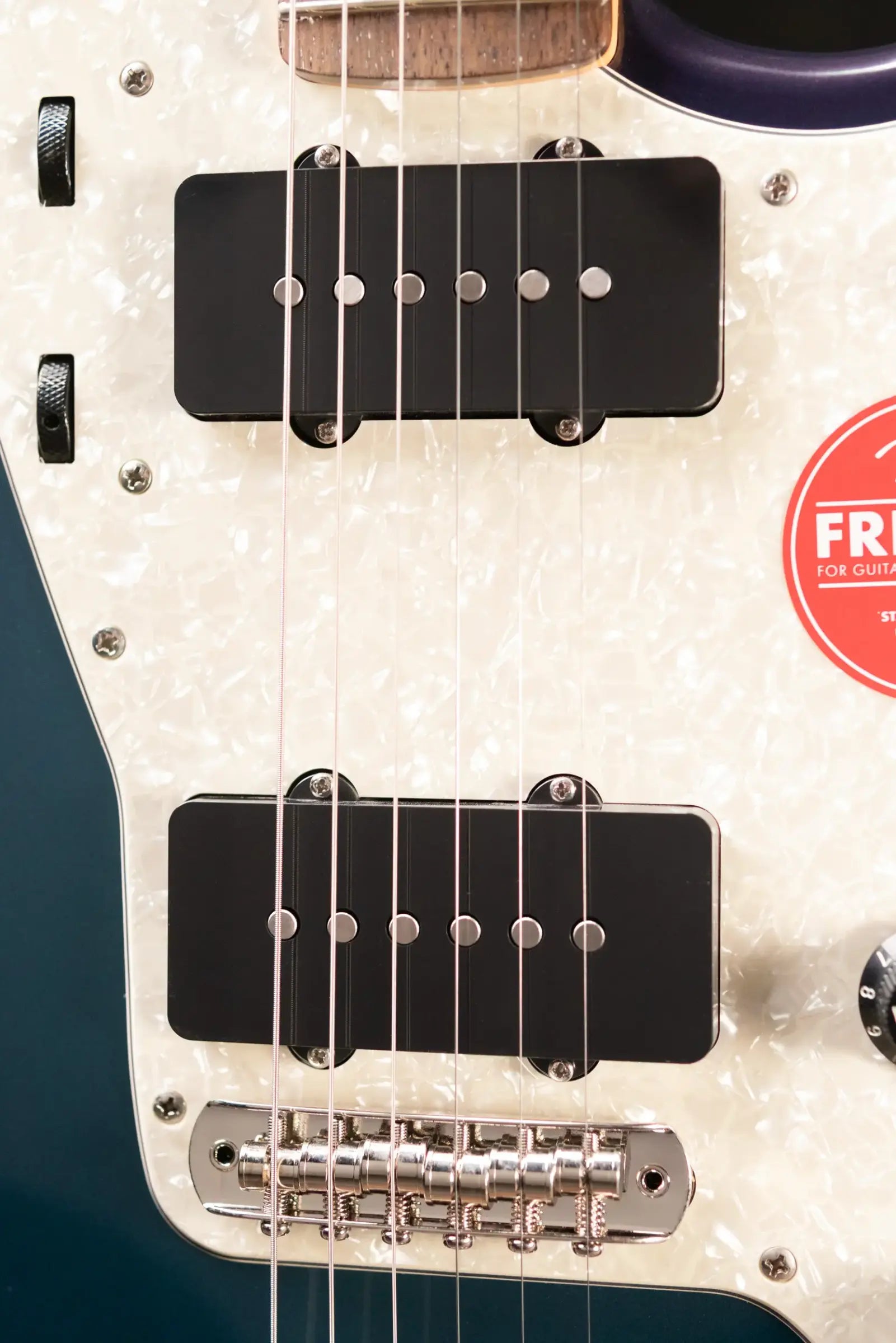 Squier FSR Classic Vibe '60s Jazzmaster, Laurel Fingerboard, White Pearloid Pickguard, Matching Headstock Electric Guitar - Competition Burgundy